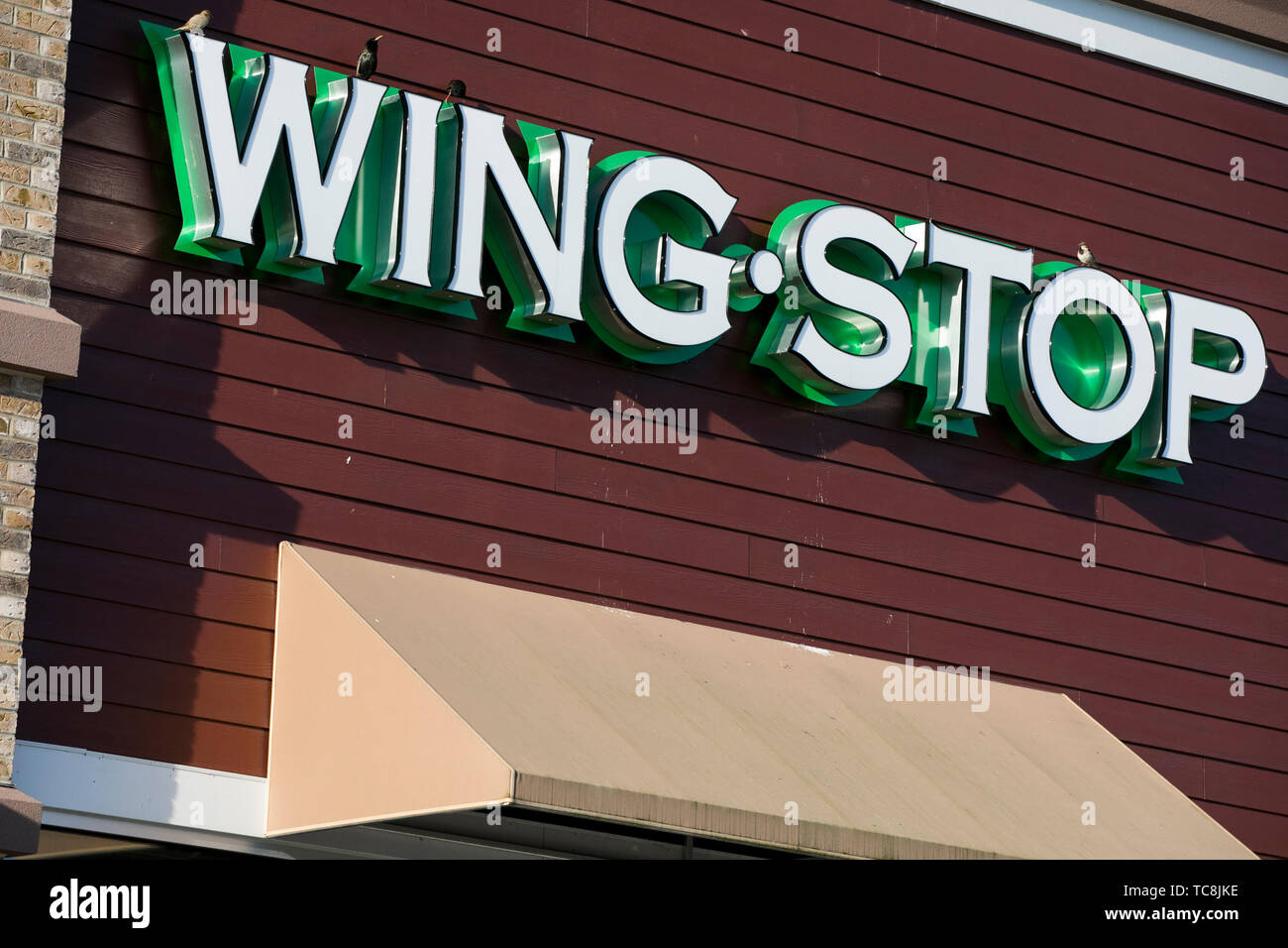 Ein logo Zeichen außerhalb eines Flügels Stop Restaurant Lage in Martinsburg, West Virginia am 4. Juni 2019. Stockfoto