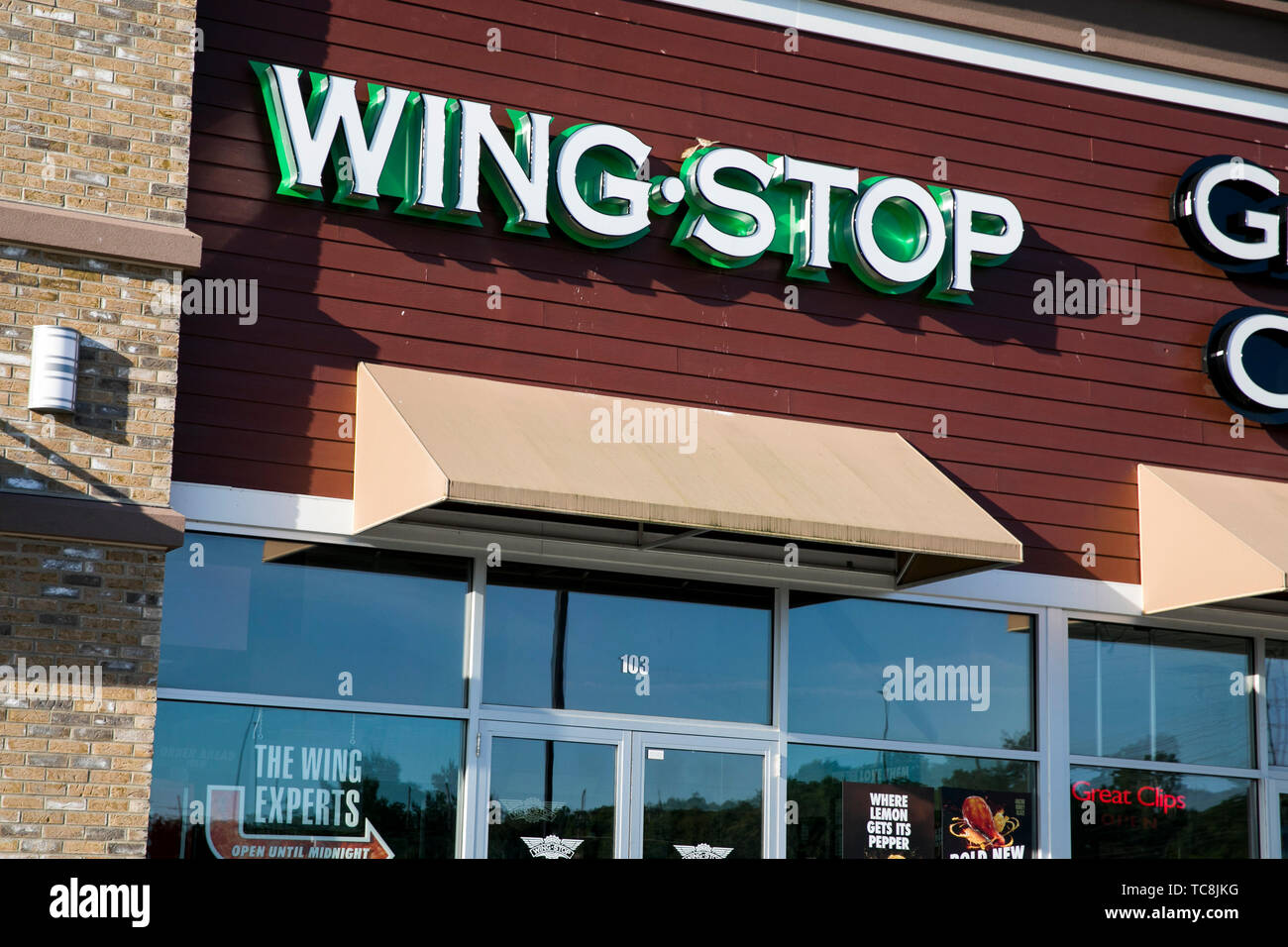Ein logo Zeichen außerhalb eines Flügels Stop Restaurant Lage in Martinsburg, West Virginia am 4. Juni 2019. Stockfoto