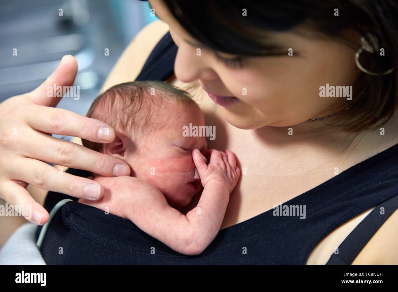 Mutter mit Baby, Mutter - kangaroo Methode, Haut-zu-Haut-Kontakt, Neonatologie Pädiatrie, Medizinische Versorgung, Neugeborene, Intensivstation, UVI, Intensivstation, Krankenhaus Stockfoto