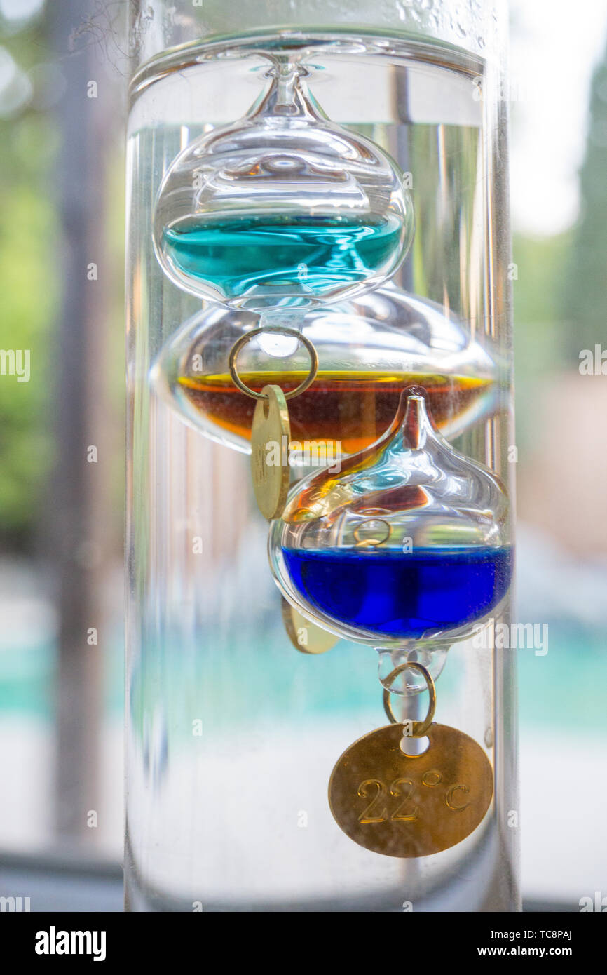 Schwebende Glas Flüssigkeit Galileo Thermometer Stockfotografie - Alamy