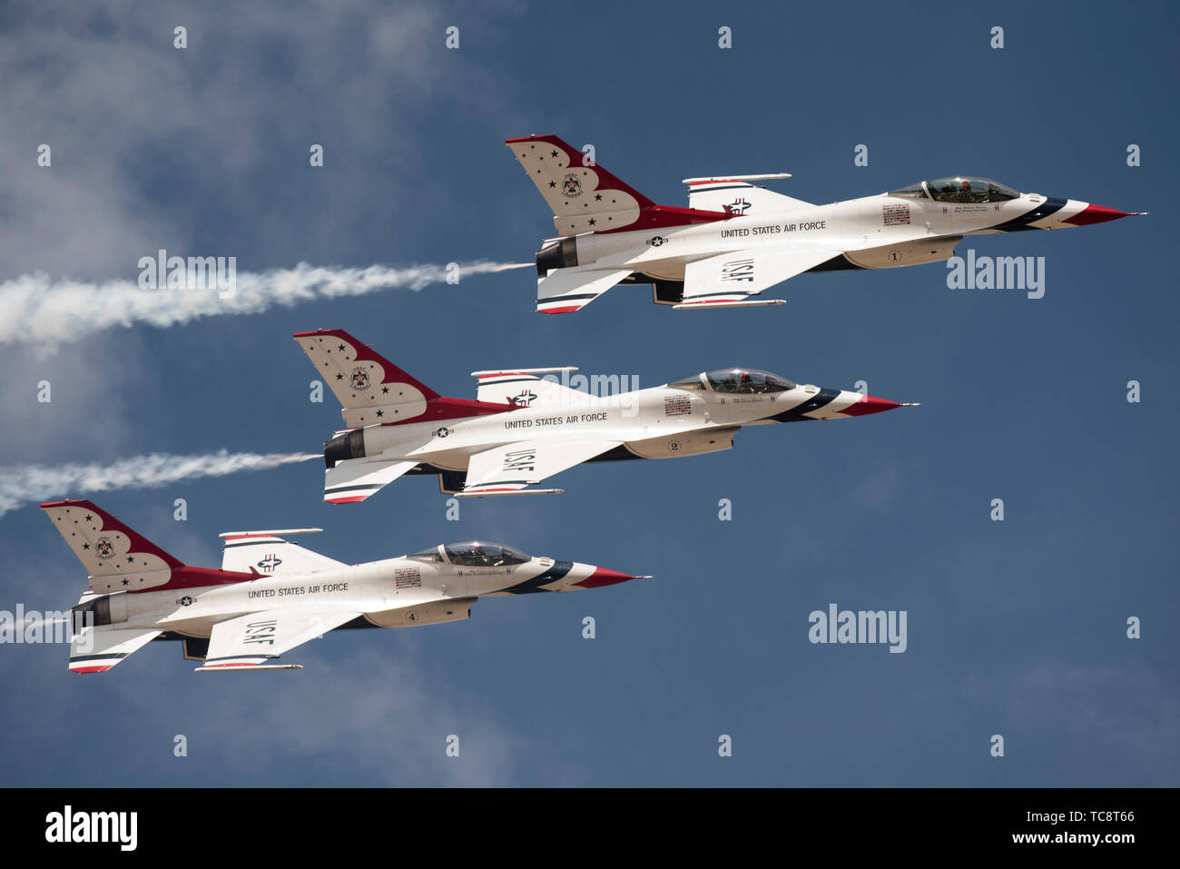 Die US Air Force Thunderbirds über Falcon Stadium während einer Flugschau nach der US Air Force Academy Klasse von 2019 Abschlussfeier in Colorado Springs, Colo., 30. Mai 2019. Neun - hundert - 89 Kadetten überquerte die Bühne neueste zweite leutnants der Luftwaffe zu werden. (U.S. Air Force Foto/Joshua Armstrong) (freigegeben) Stockfoto