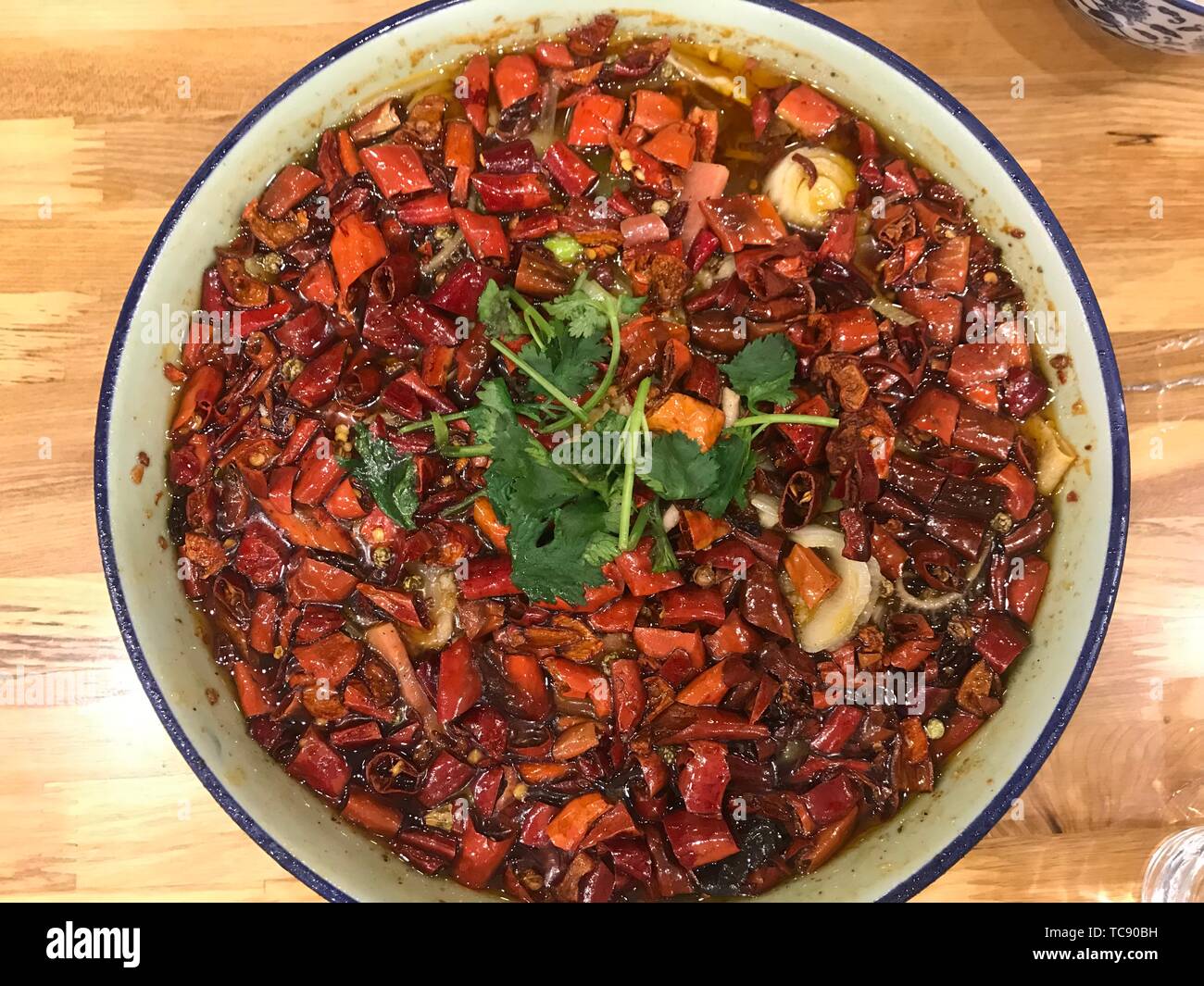 Einen Topf Küche, authentische Sichuan Küche, würzig, gekochter Fisch, gekochtem Fleisch Schichten Stockfoto