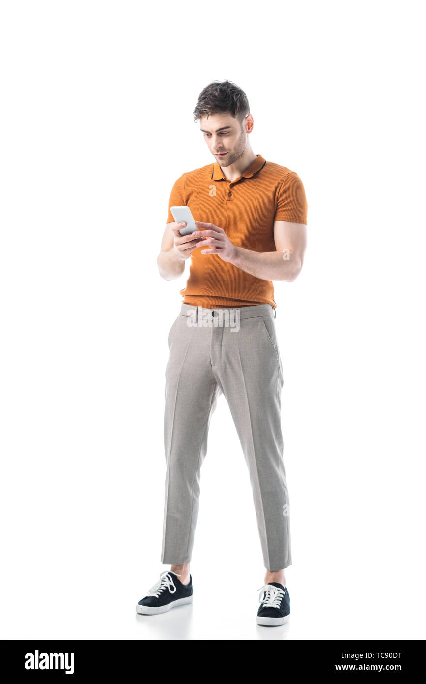 Gut aussehende ernsthaften jungen Mann mit Smartphone isoliert auf weißem Stockfoto