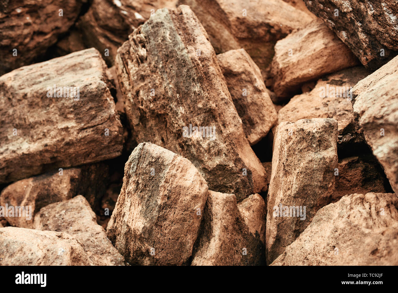 In der Nähe von grossen braunen Steinen. Gruppe von Granitfelsen Steine. Berg Textur und Hintergrund. Natur Konzept. Stockfoto