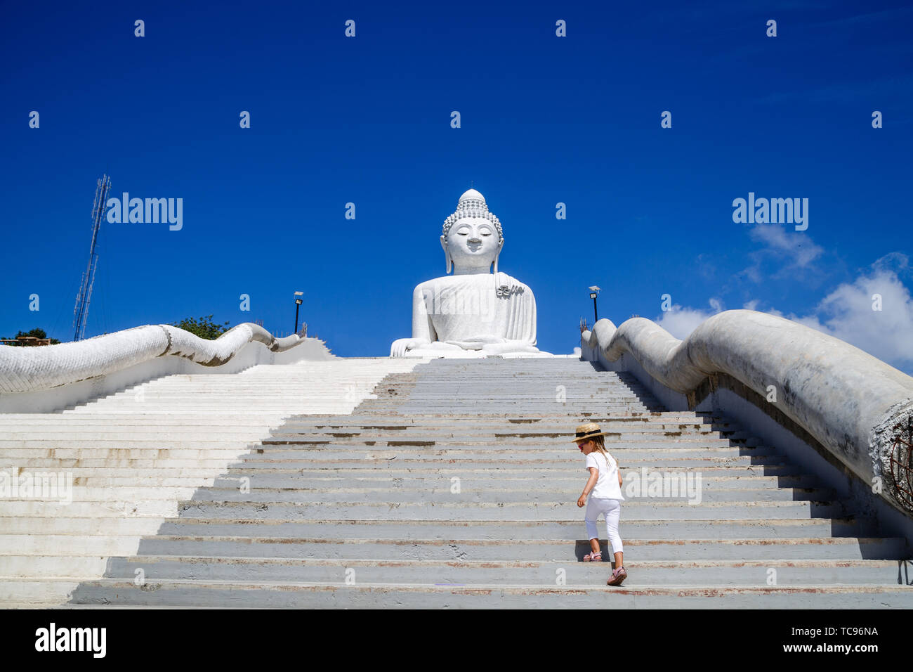 Zurück Blick auf kleine Mädchen stehen in der Nähe des Big Buddha Statue in Phuket, Thailand. Konzept der Tourismus in Asien und berühmte Sehenswürdigkeiten. Stockfoto