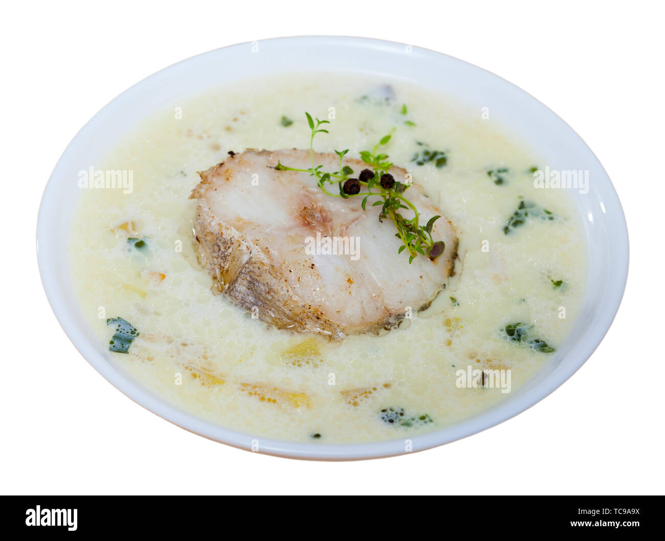 Traditionelle schottische dicke Suppe Cullen Skink aus geräucherten Schellfisch, Kartoffeln und Zwiebeln garniert mit Grüns. Auf weissem Hintergrund Stockfoto