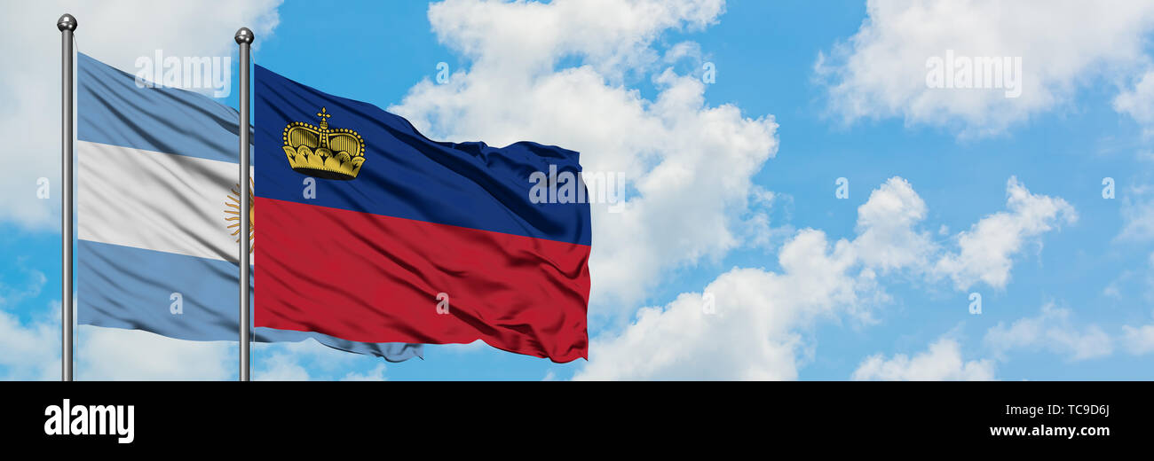 Argentinien und Liechtenstein Flagge im Wind gegen Weiße bewölkt blauer Himmel zusammen. Diplomatie Konzept, internationale Beziehungen. Stockfoto