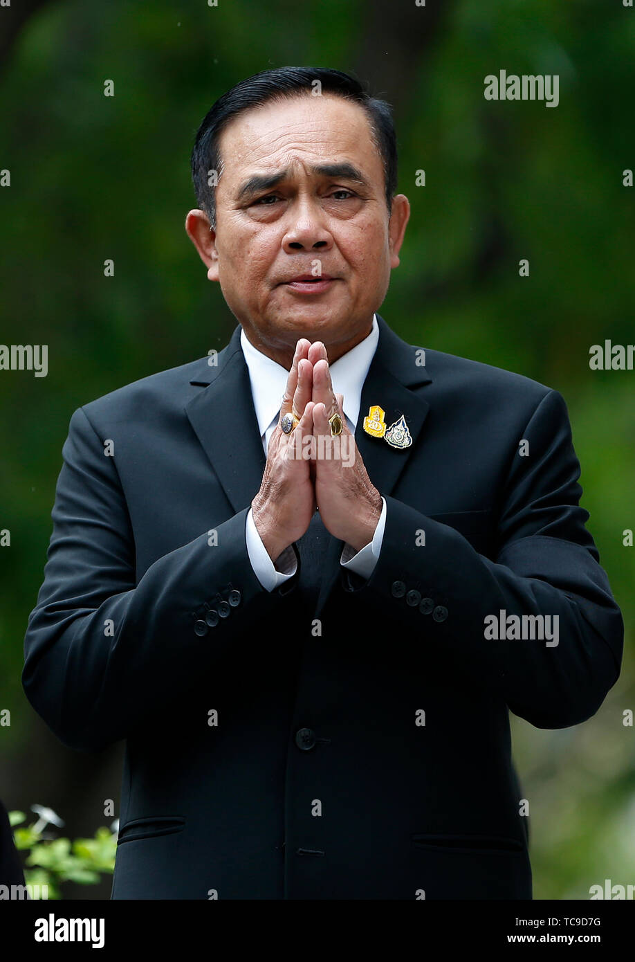 Thailands Premierminister Prayut Chan-o-cha spricht, während Sie eine Hand Geste an die Regierung in Bangkok. Prayut Chan-o-cha wie der Ministerpräsident am Mittwoch, Juni 05, 2019 nach einem langen intensiven Debatte im Parlament gewählt wurde, Stockfoto