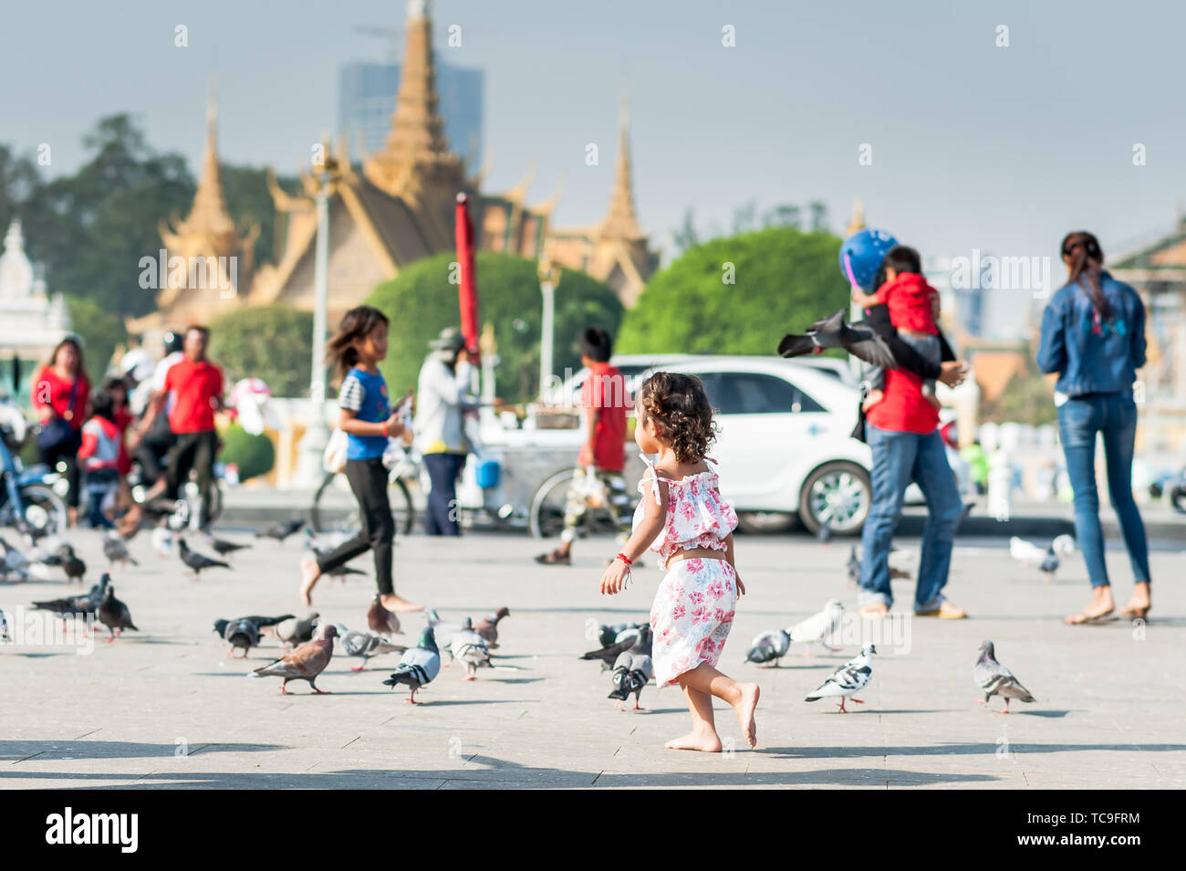 Familien genießen einen Tag mit Tauben, kaufen Spielzeug und Ballons und gehen entlang der Promenade in der Nähe des Königlichen Palastes Phnom Penh Kambodscha. Stockfoto