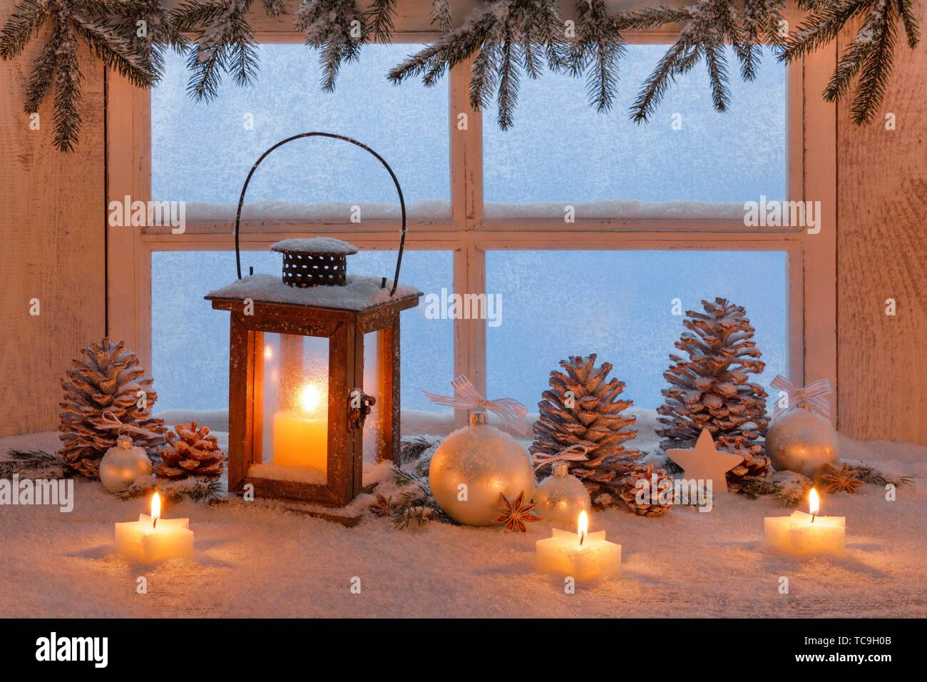 Holzlaterne auf der Fensterbank mit Weihnachtsdekoration Stockfotografie -  Alamy