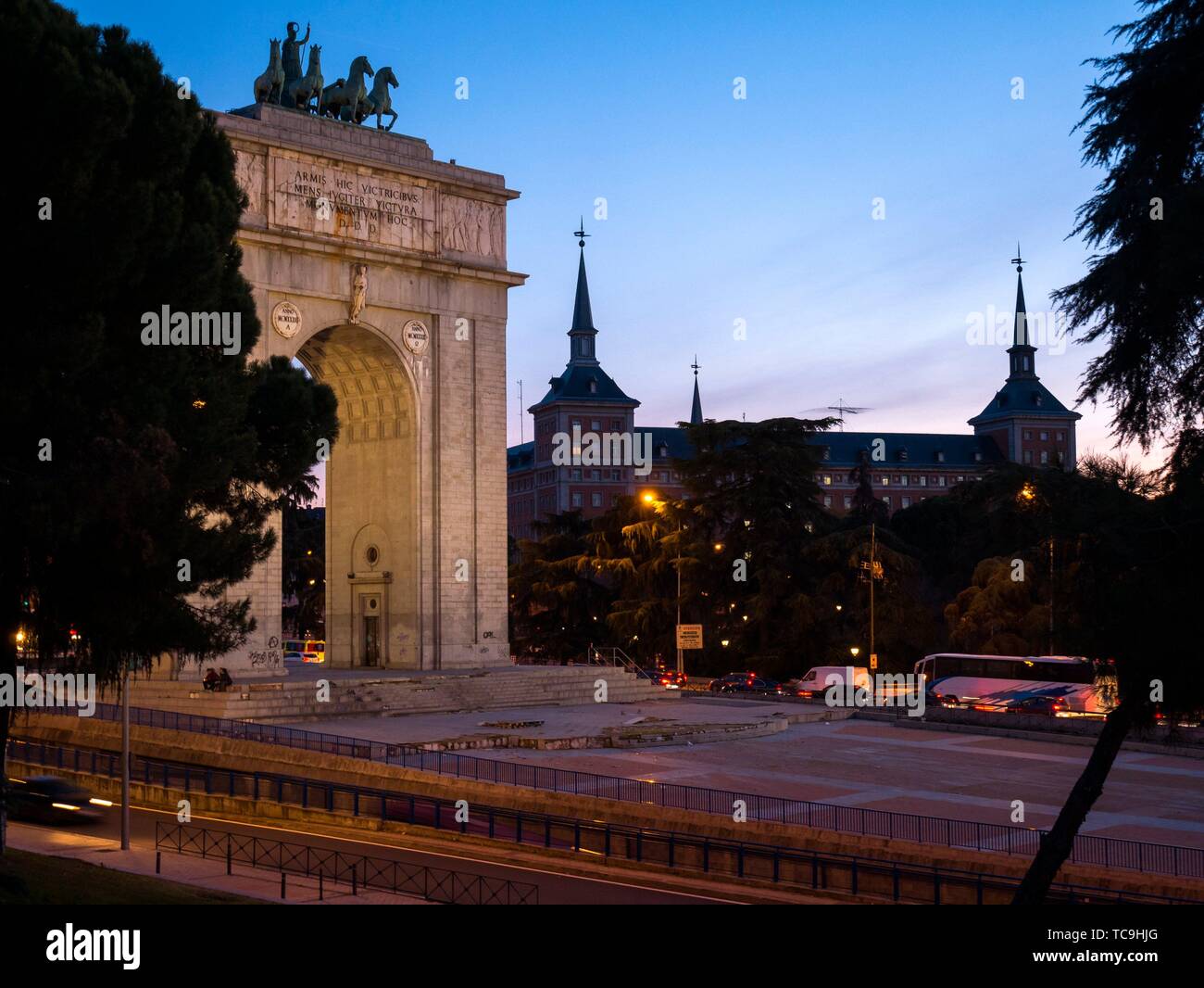 Arco de la Victoria con el Cuartel General del Ejército del Aire al Fondo. Madrid. España. Stockfoto