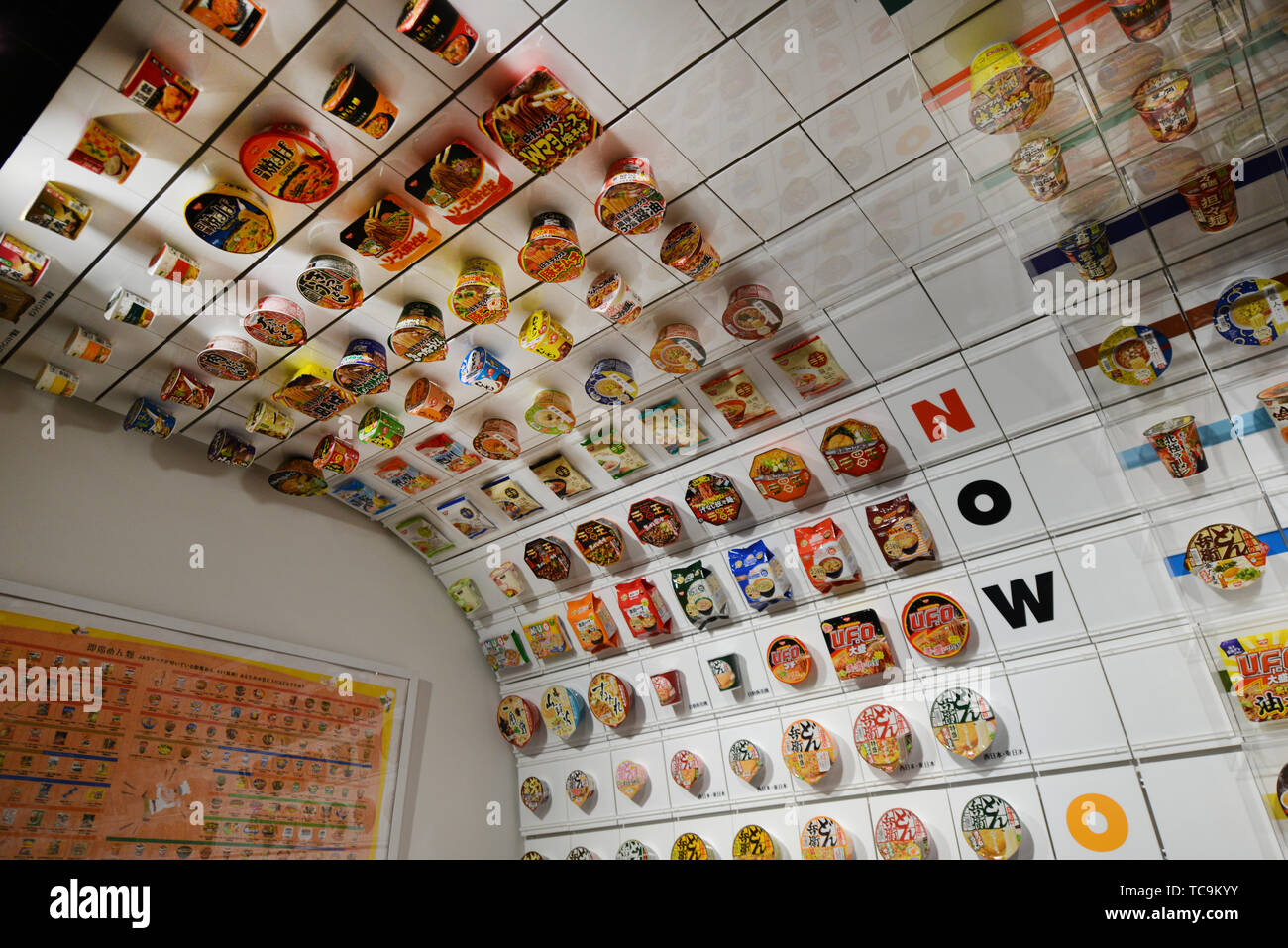 Verschiedene Arten von Instant Ramen Nudeln auf dem Display im Cup Nudeln museum in Osaka, Japan. Stockfoto