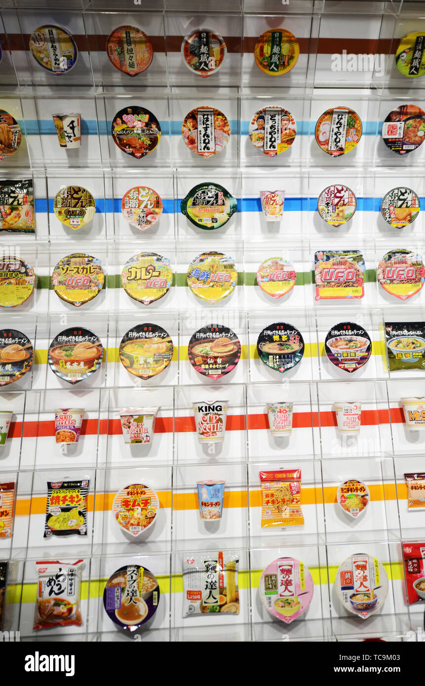 Verschiedene Arten von Instant Ramen Nudeln auf dem Display im Cup Nudeln museum in Osaka, Japan. Stockfoto