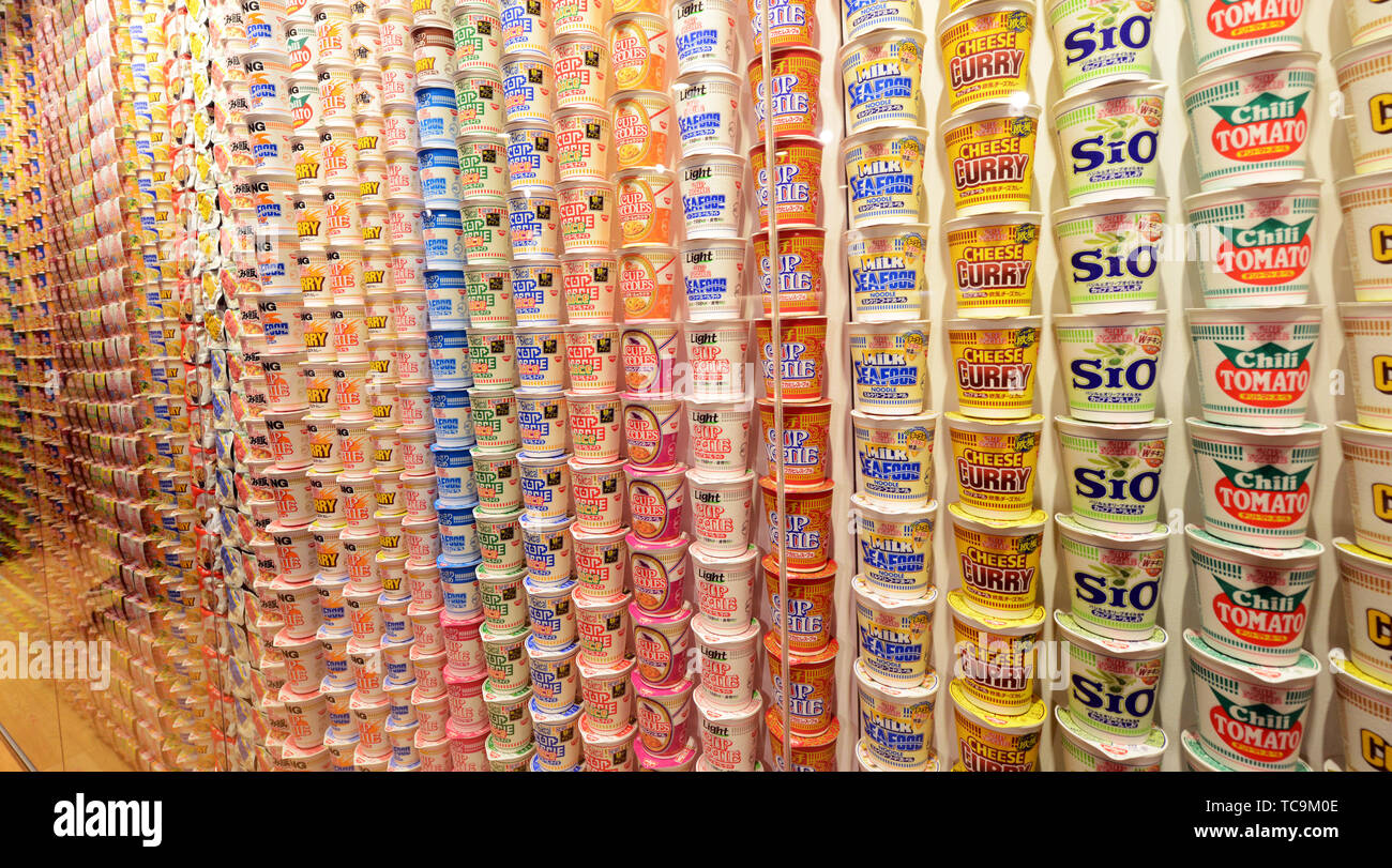 Verschiedene Arten von Instant Ramen Nudeln auf dem Display im Cup Nudeln museum in Osaka, Japan. Stockfoto