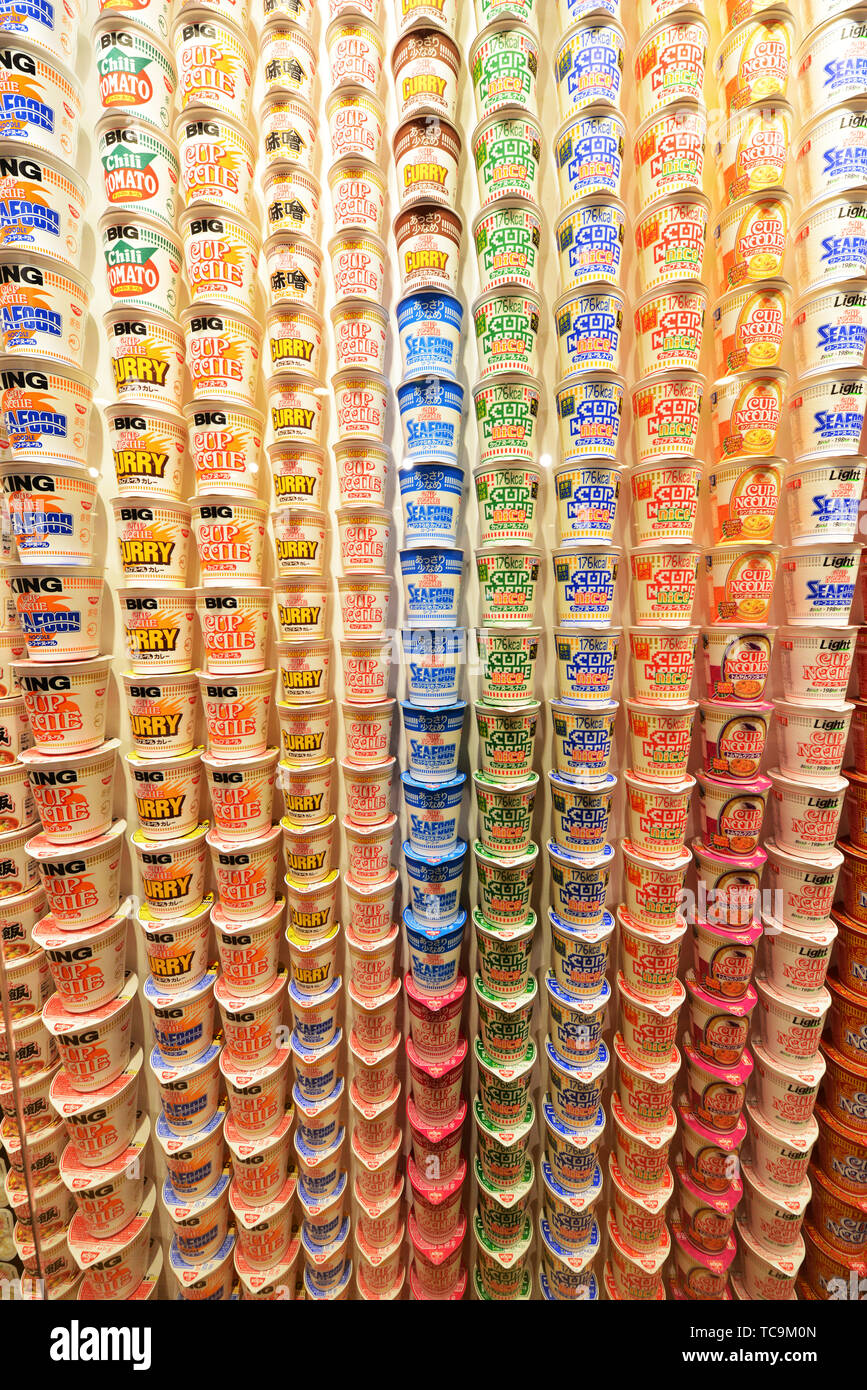 Verschiedene Arten von Instant Ramen Nudeln auf dem Display im Cup Nudeln museum in Osaka, Japan. Stockfoto