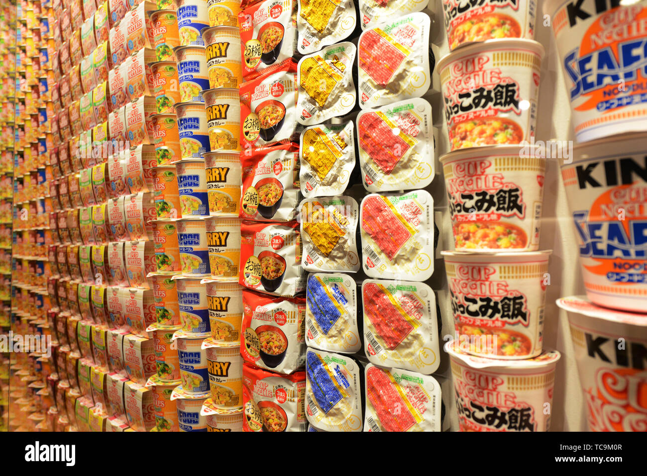 Verschiedene Arten von Instant Ramen Nudeln auf dem Display im Cup Nudeln museum in Osaka, Japan. Stockfoto