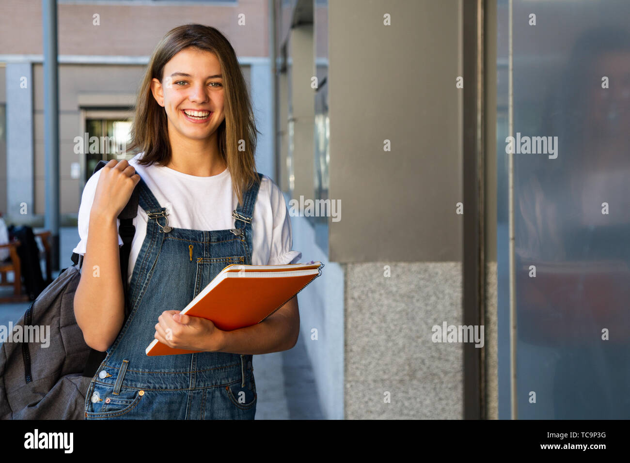 Portrait Of Happy Teen student Mädchen am Eingang der Schule Stockfoto