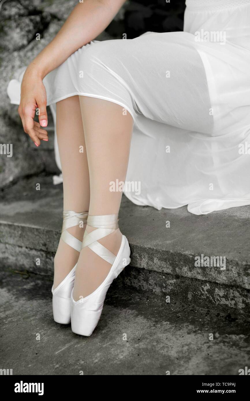 Die Beine einer schönen Ballerina close-up. Spitzenschuhe auf betontreppen  Stockfotografie - Alamy
