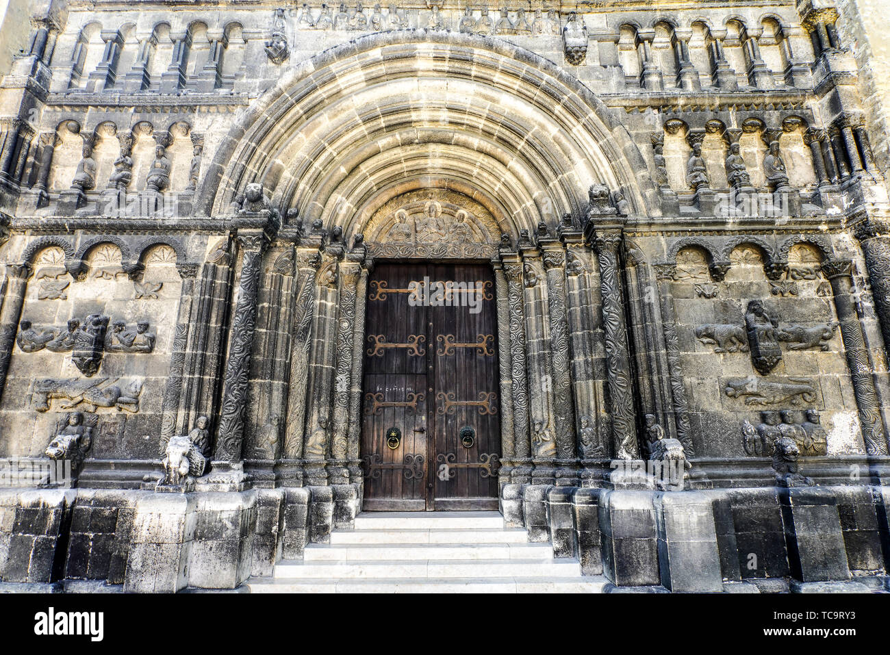 Romanische Nordportal der Schottischen Kirche St. Jakob, Regensburg, Bayern, Deutschland. Stockfoto