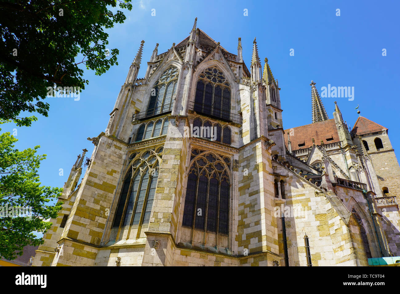 Geringer Betrachtungswinkel und der Kathedrale St. Peter in Regensburg, Oberpfalz, Bayern, Deutschland. Stockfoto