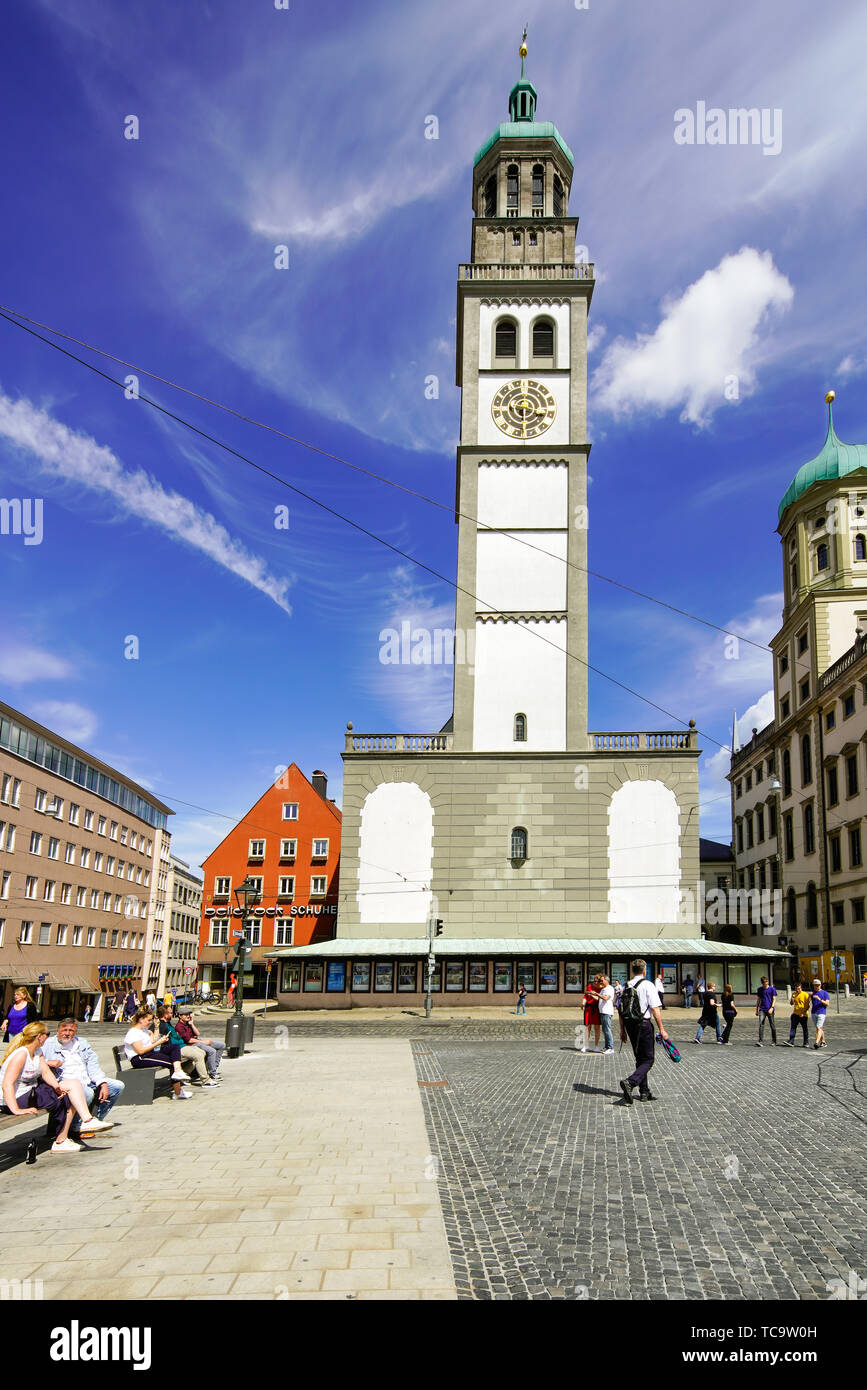 Ansicht der Perlachturm (Perlach), die von Rathausplatz in Augsburg, Bayern, Deutschland. Stockfoto