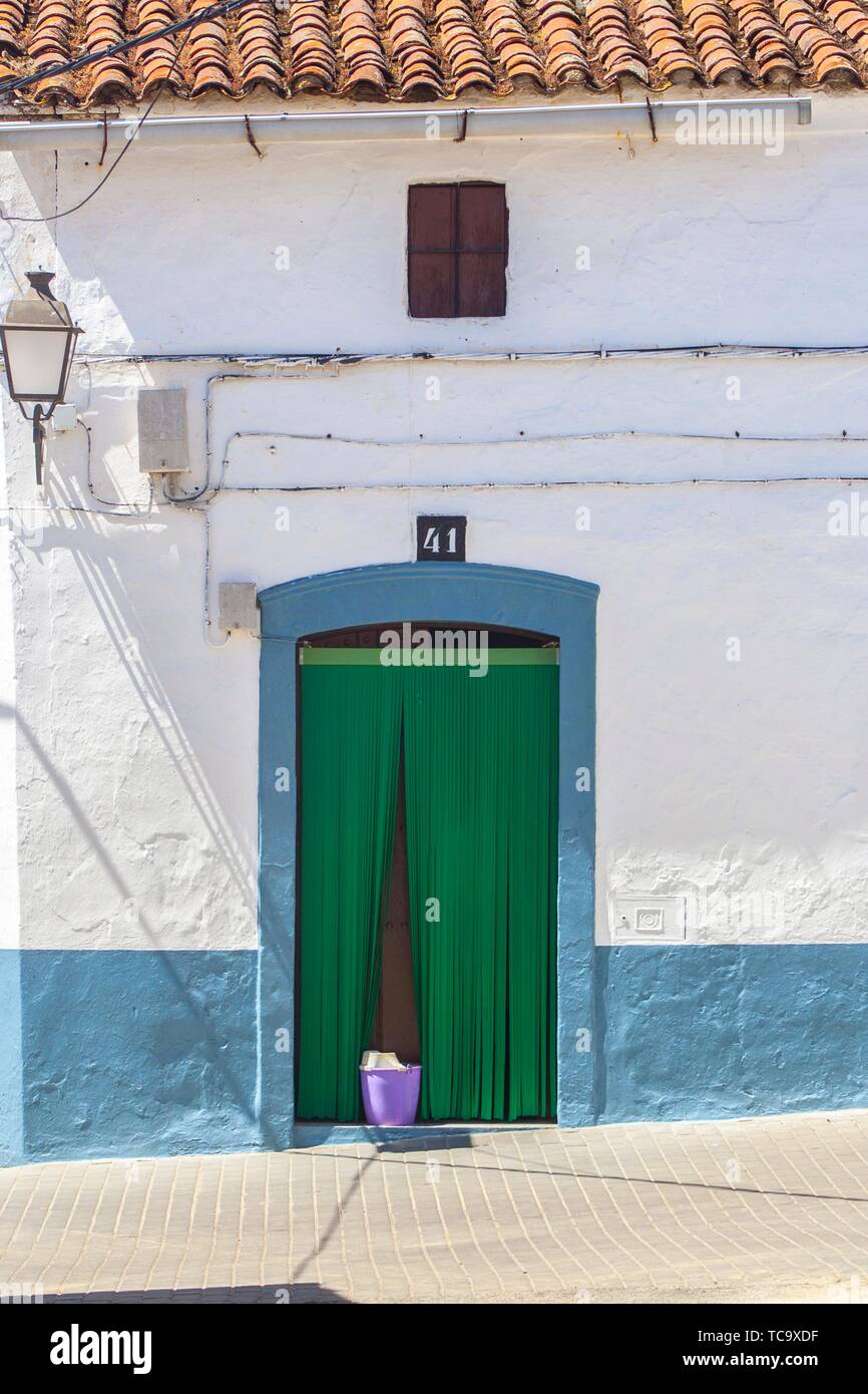Populäre Architektur in Extremadura-portugiesischen Grenze ländliche Gegend, ein raia oder Raya. Tür mit Vorhängen und Eimer. Stockfoto