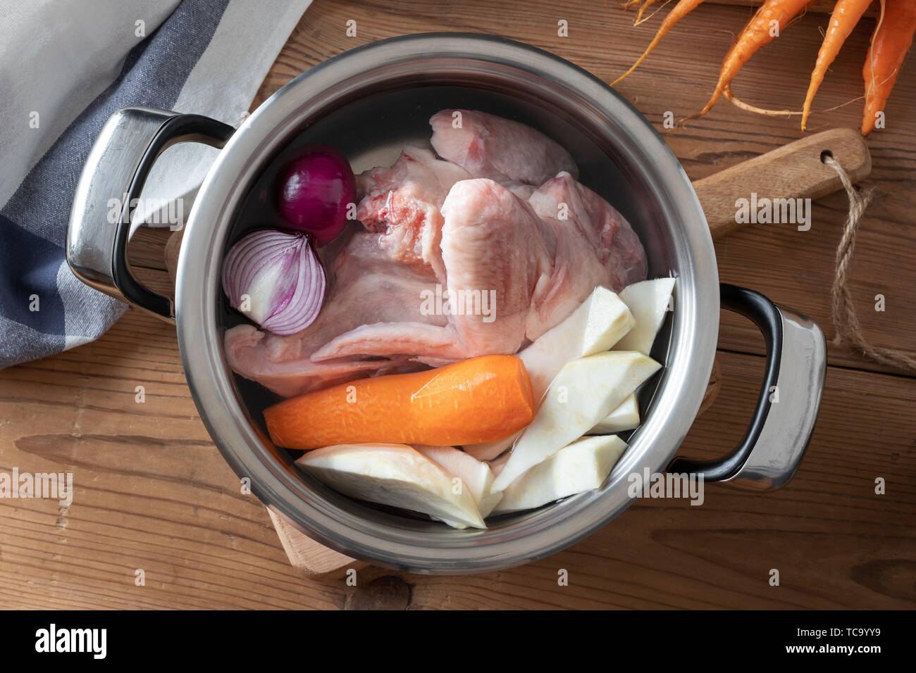 Huhn und frischem Gemüse - Zutaten für die Zubereitung von Knochen Brühe in  einen Topf Stockfotografie - Alamy