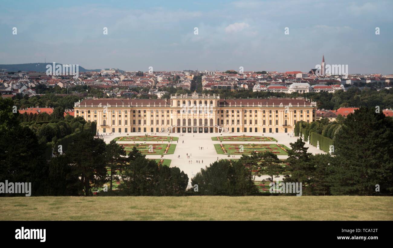 Wien, Österreich - 06.Juli 2018: "chonbrunn'' Palace (Schloss Schönbrunn) und der Park mit einem blauen Himmel und cloudsâ. "Stock redaktionelle Fotografie. Stockfoto