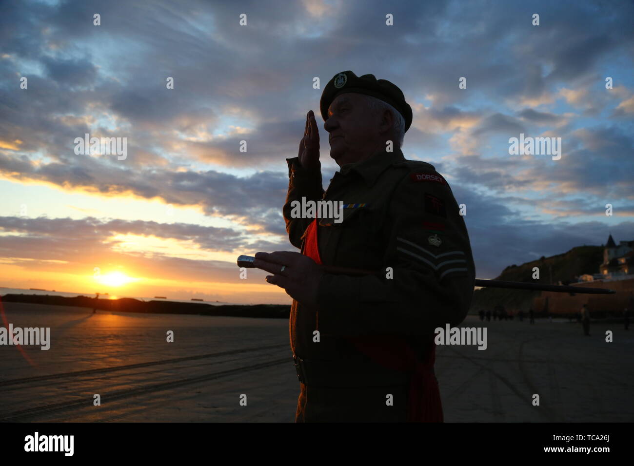 Ein reenactor in Uniform gekleidet am Strand von Arromanches in der Normandie, Nordfrankreich, vor einem Tag der Veranstaltungen den 75. Jahrestag des D-Day zu markieren. Stockfoto