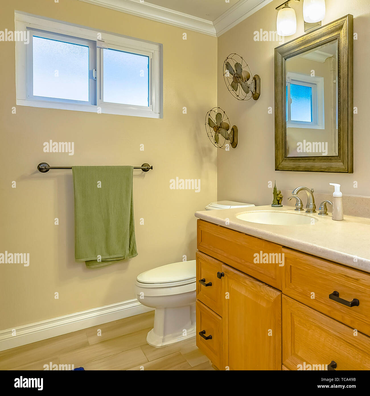 Platz 2 Waschbecken mit Holzgehäuse in einem Badezimmer mit einem kleinen Fenster Stockfoto Platz 2 Waschbecken mit Holzgehäuse in einem Badezimmer mit einem kleinen Fenster Stockfoto