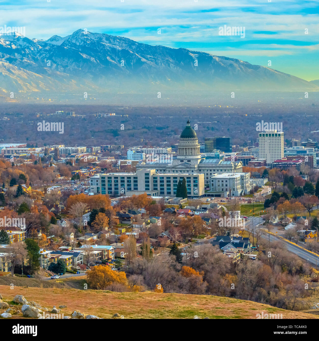 Square Utah State Capital Gebäude und Wolkenkratzer ragen über Die vielbevölkerte Stadt Stockfoto