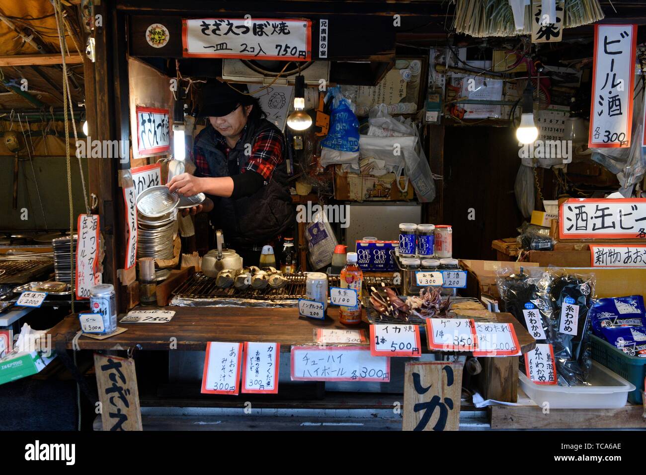 Mann kochen Austern auf der Ise, Japan, Asien. Stockfoto