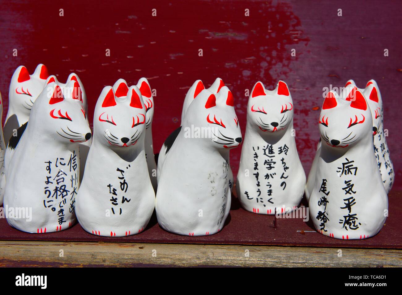 Lucky fox Charme außerhalb Nagano Schrein, Japan, Asien verkauft wird. Stockfoto