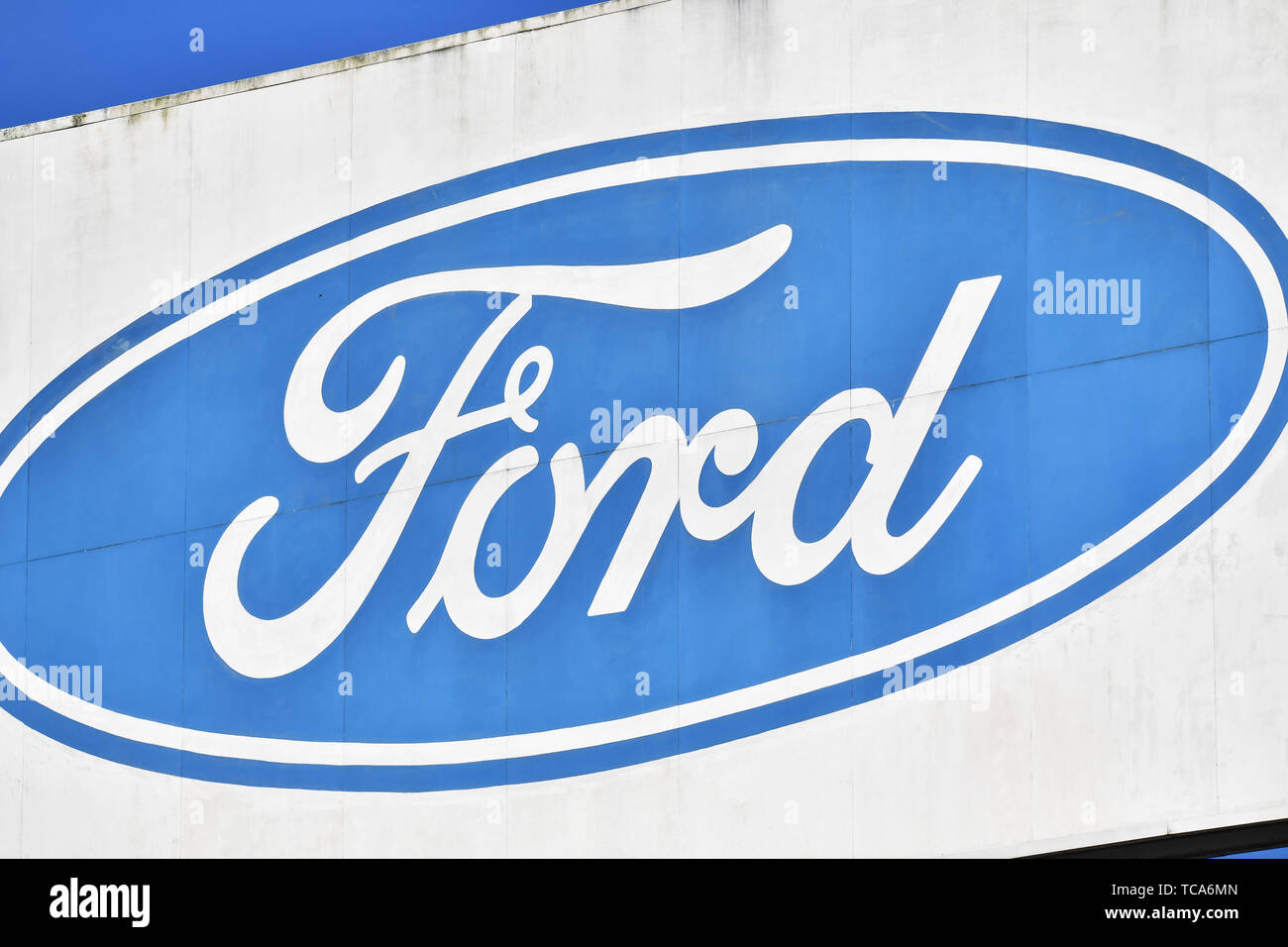 Der Ford Logo in der Ford Motor plant in der Nähe von Bridgend, South Wales, wo rund 1.500 Arbeitsplätze betroffen sind, wie die Gewerkschaften haben Schock bei einem erwarteten Ankündigung, dass die Auto Riese ist einer der britischen Fabriken mit schwere Arbeitsplatzverluste zu schließen. Stockfoto
