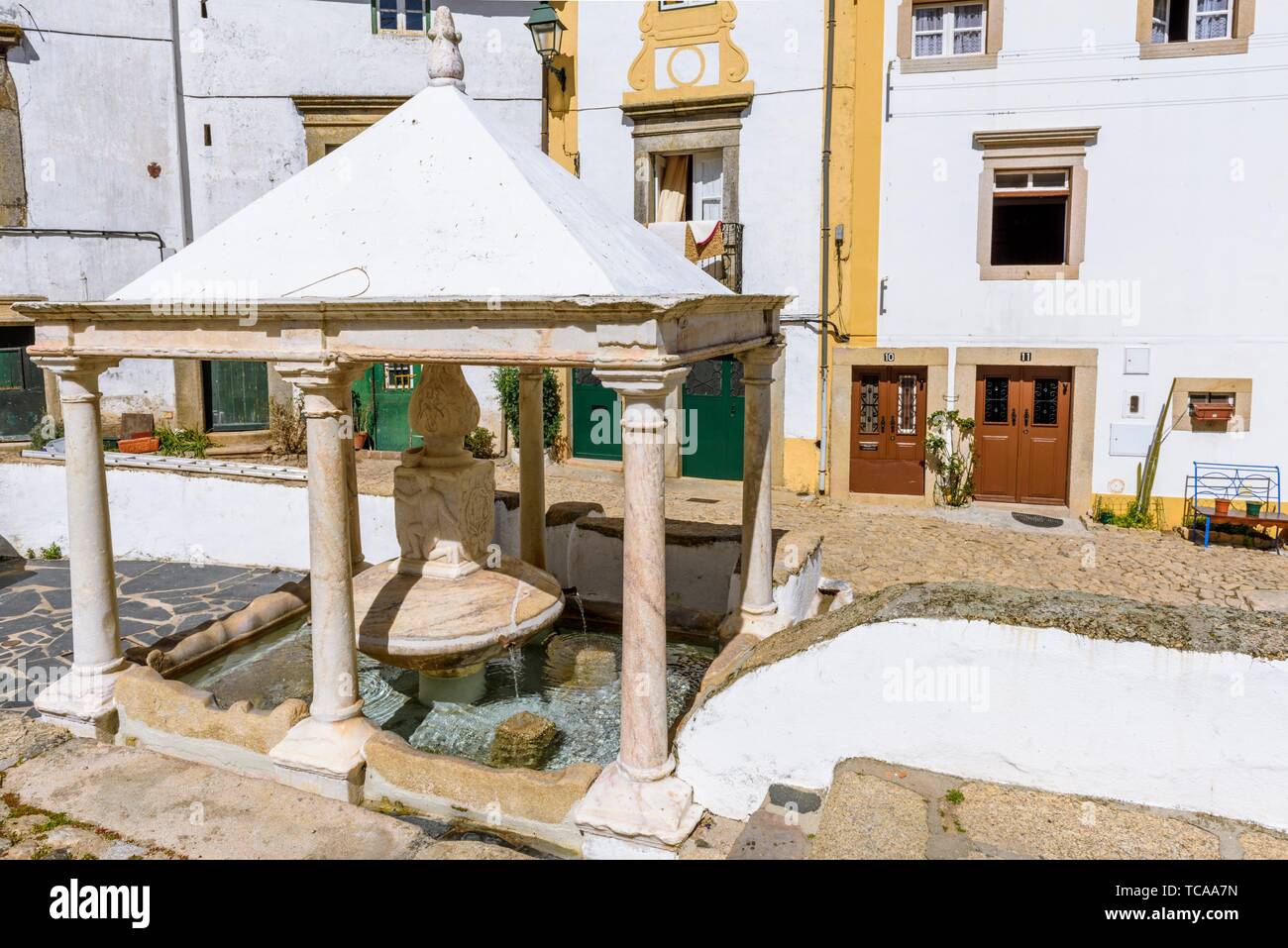 Die Stadt Brunnen (Fonte da Vila), mit Wappen des Castelo de Vide und Abbildung des Kindes, im Jüdischen Viertel von Castelo de Vide Dorf, Stockfoto