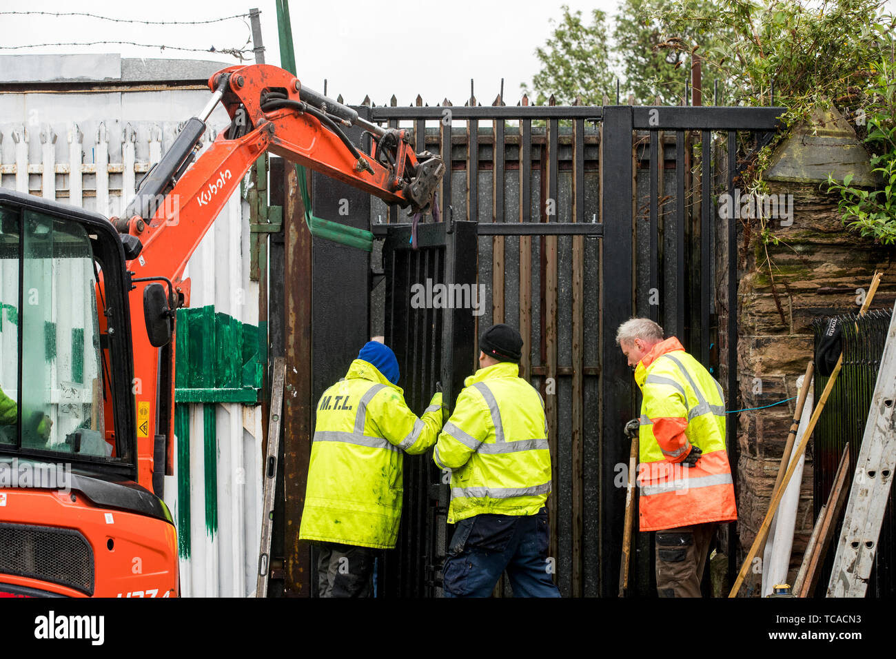 Die laufenden Arbeiten an der Schnittstelle von Townsend Street Tore, die Teil des Friedensprozesses Wand in Belfast, wo eine 50-jährige Sicherheit Tor mit sehen - durch Hindernisse ersetzt wird. Stockfoto