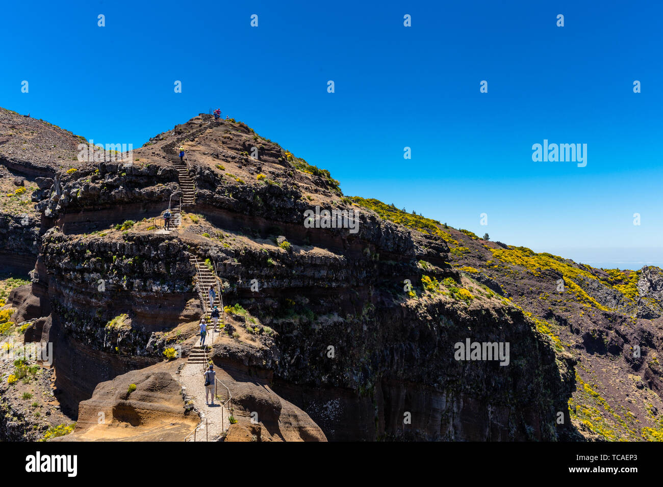 Eine Übersicht über einige Touristen klettern steinerne Treppen in 'Pico Areeiro 'Pfad, der Insel Madeira, Portugal. Stockfoto