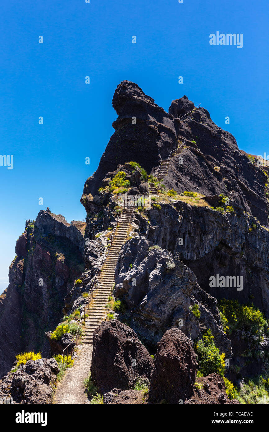Eine Übersicht über die Steintreppe in 'Pico Areeiro 'Pfad, der Insel Madeira, Portugal. Stockfoto