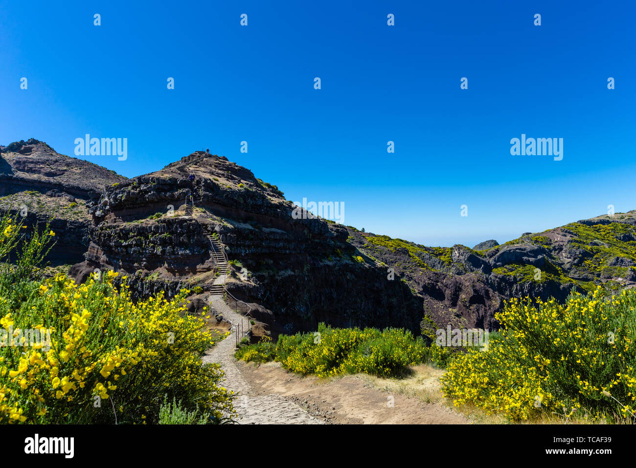 Eine Übersicht über einige Touristen klettern steinerne Treppen in 'Pico Areeiro 'Pfad, der Insel Madeira, Portugal. Stockfoto
