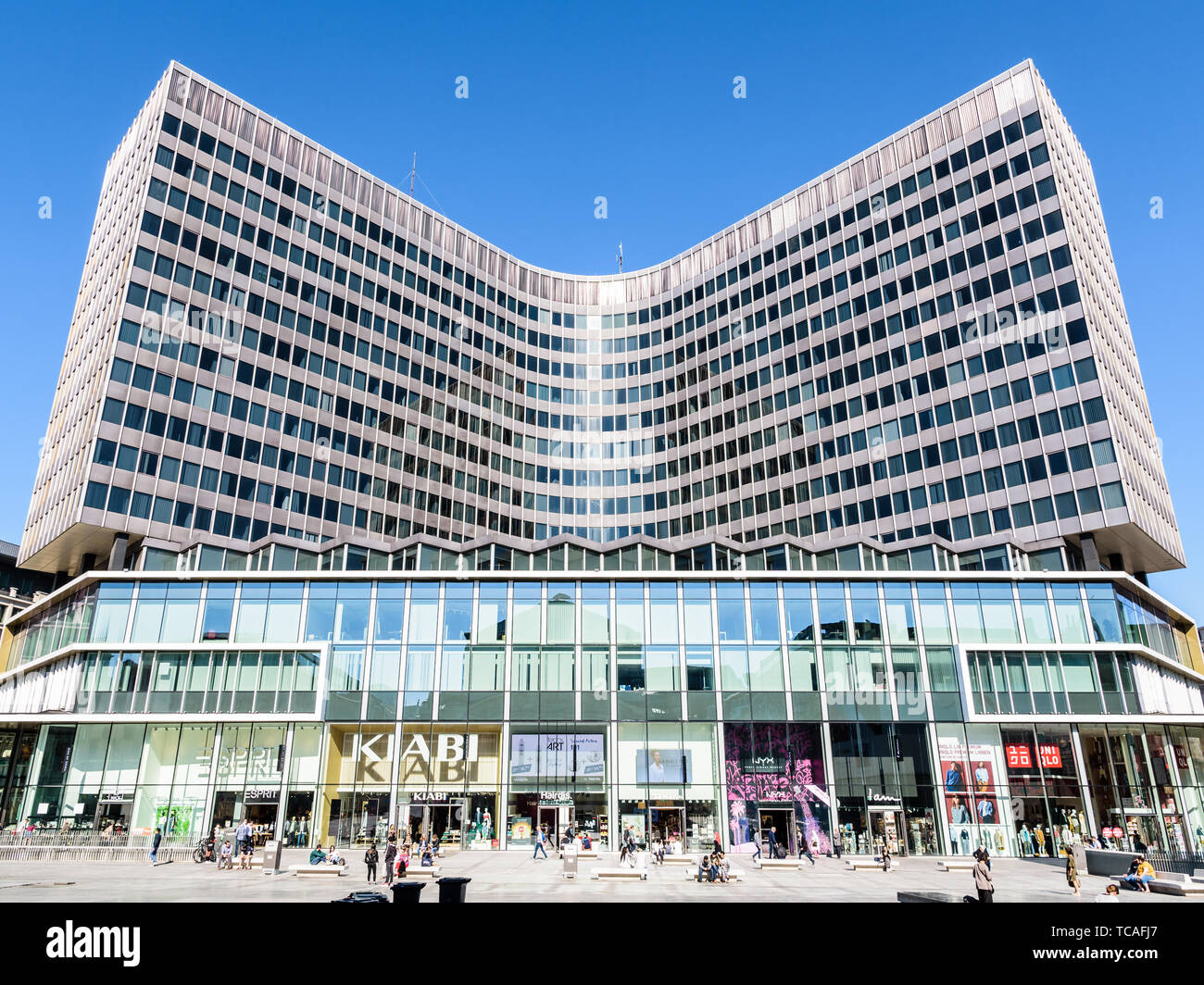 Die Centre Monnaie, gegenüber dem Königlichen Theater der Münzstätte in Brüssel, Belgien, ein Einkaufszentrum und das administrative Zentrum der Stadt. Stockfoto