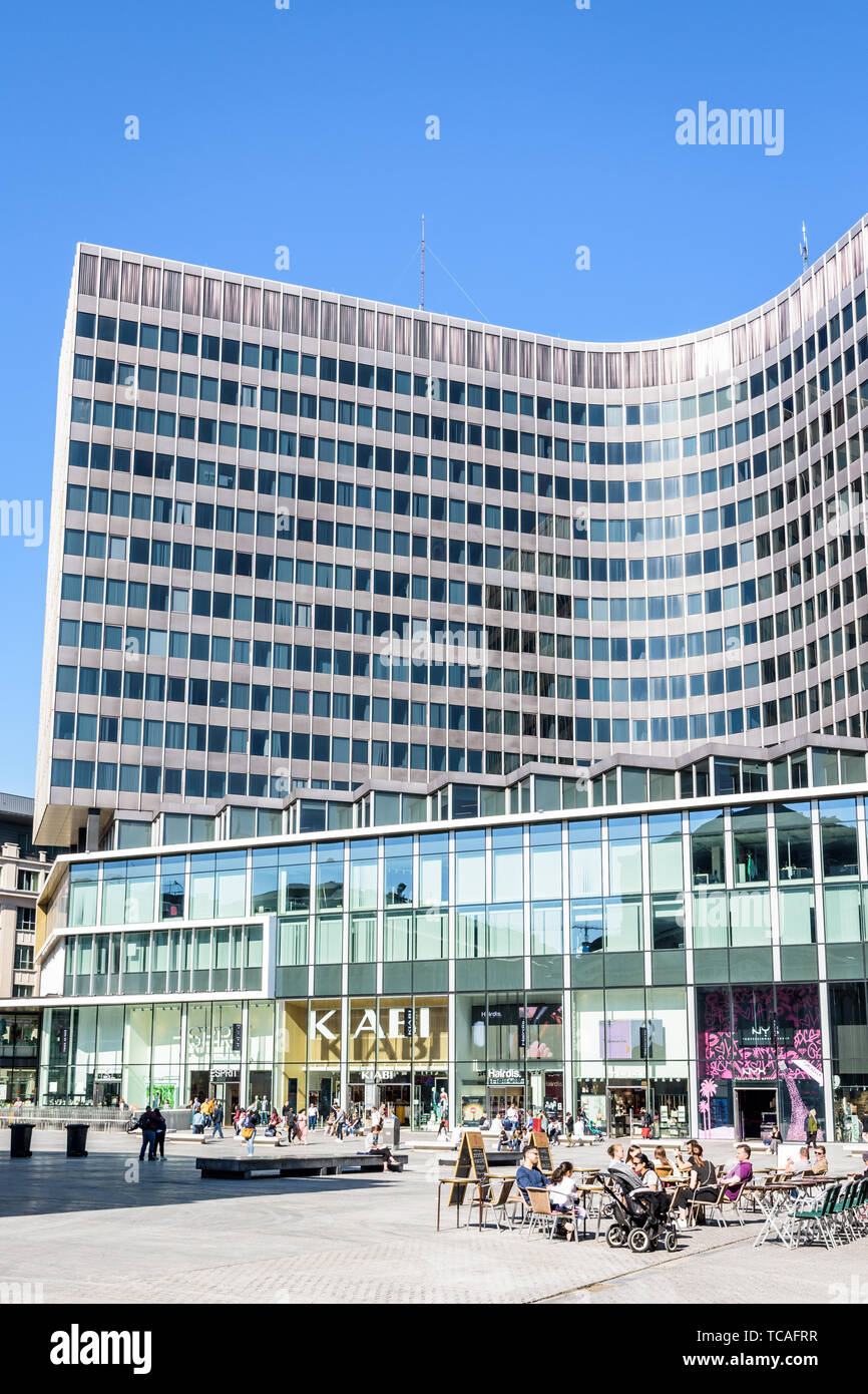 Die Centre Monnaie, gegenüber dem Königlichen Theater der Münzstätte in Brüssel, Belgien, ein Einkaufszentrum und das administrative Zentrum der Stadt. Stockfoto