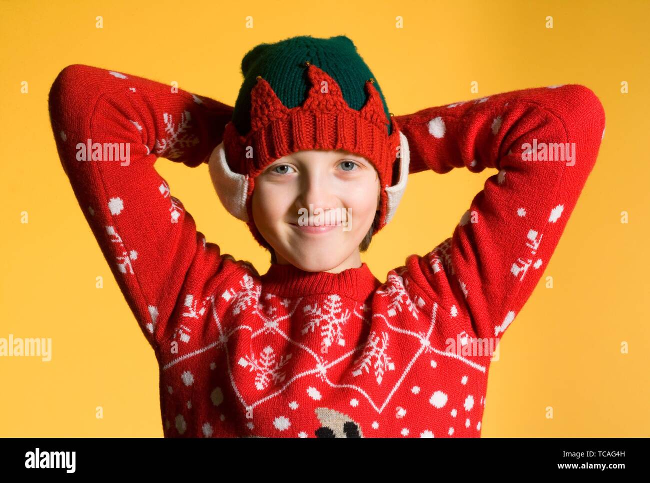 Porträt eines Jungen mit blonden Haaren in Rot Weihnachten Pullover. Stockfoto