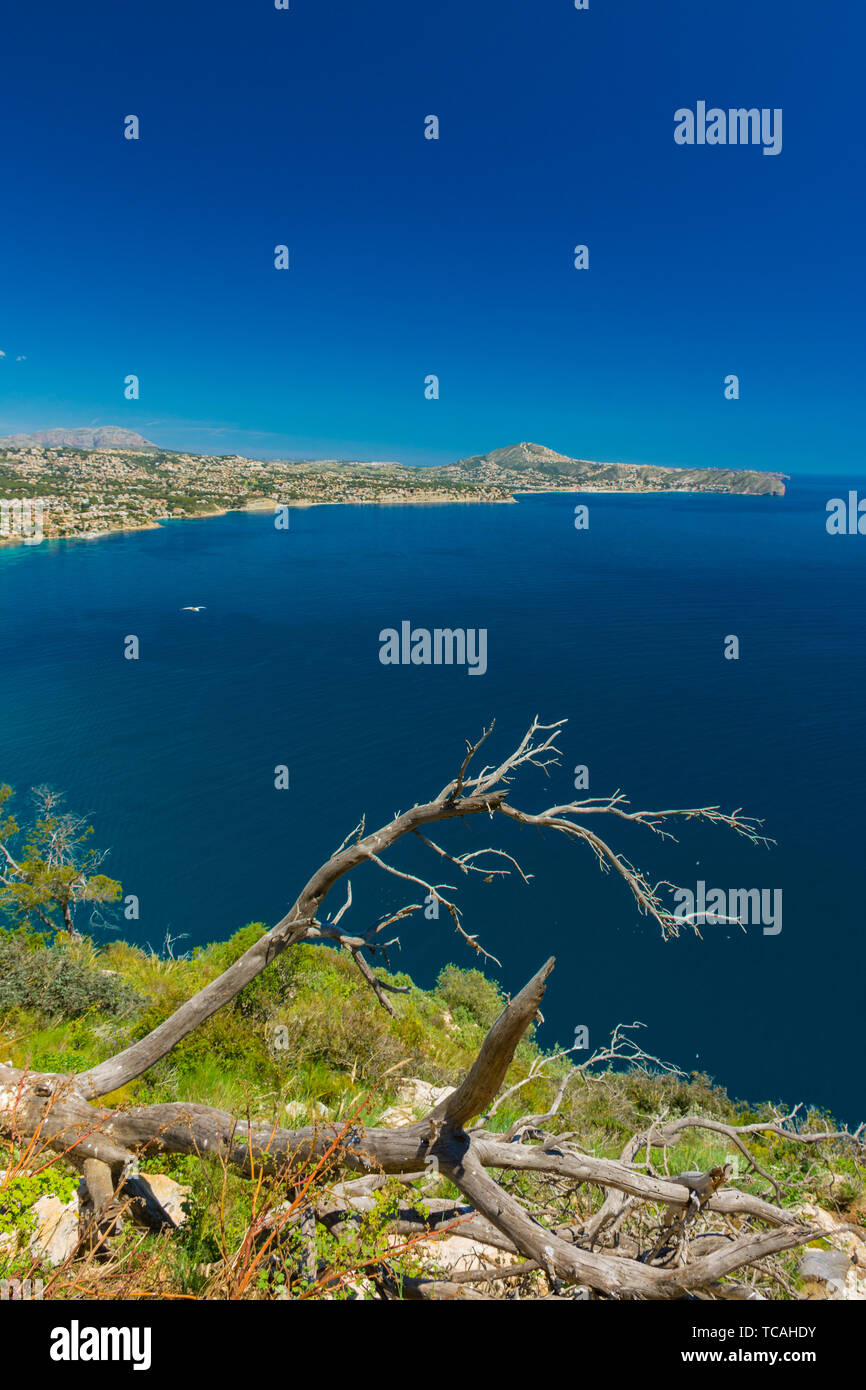 Blick auf das Wohngebiet und Hotels in Calpe, Alicante, Spanien, und andere Dörfer im Hintergrund von der Spitze des Felsens von Ifach Stockfoto