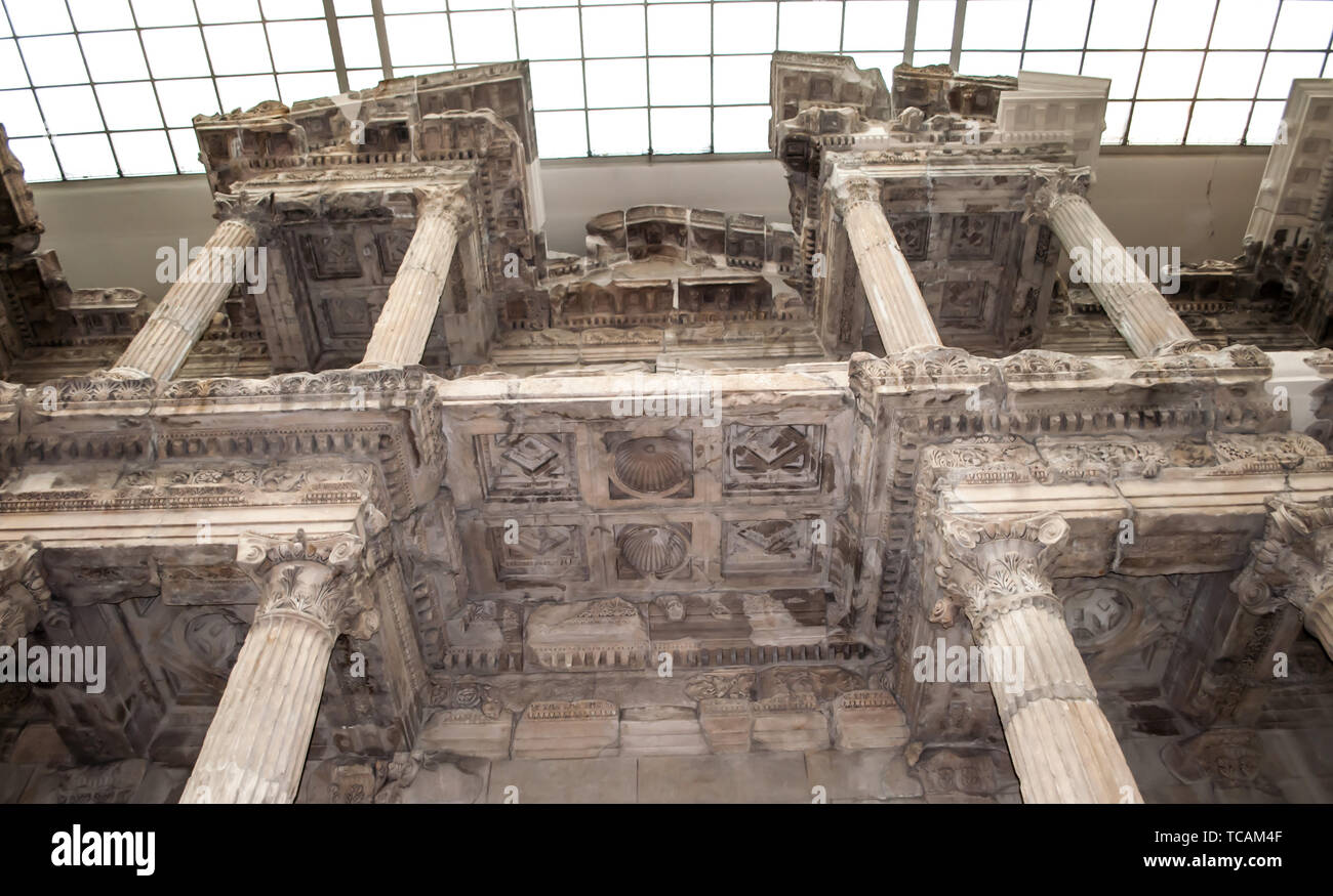 Berlin, Deutschland April 7, 2019: Tor der Milet Markt, Fassade, zentrale Fragment, Ausstellung im Pergamonmuseum in Berlin. Stockfoto