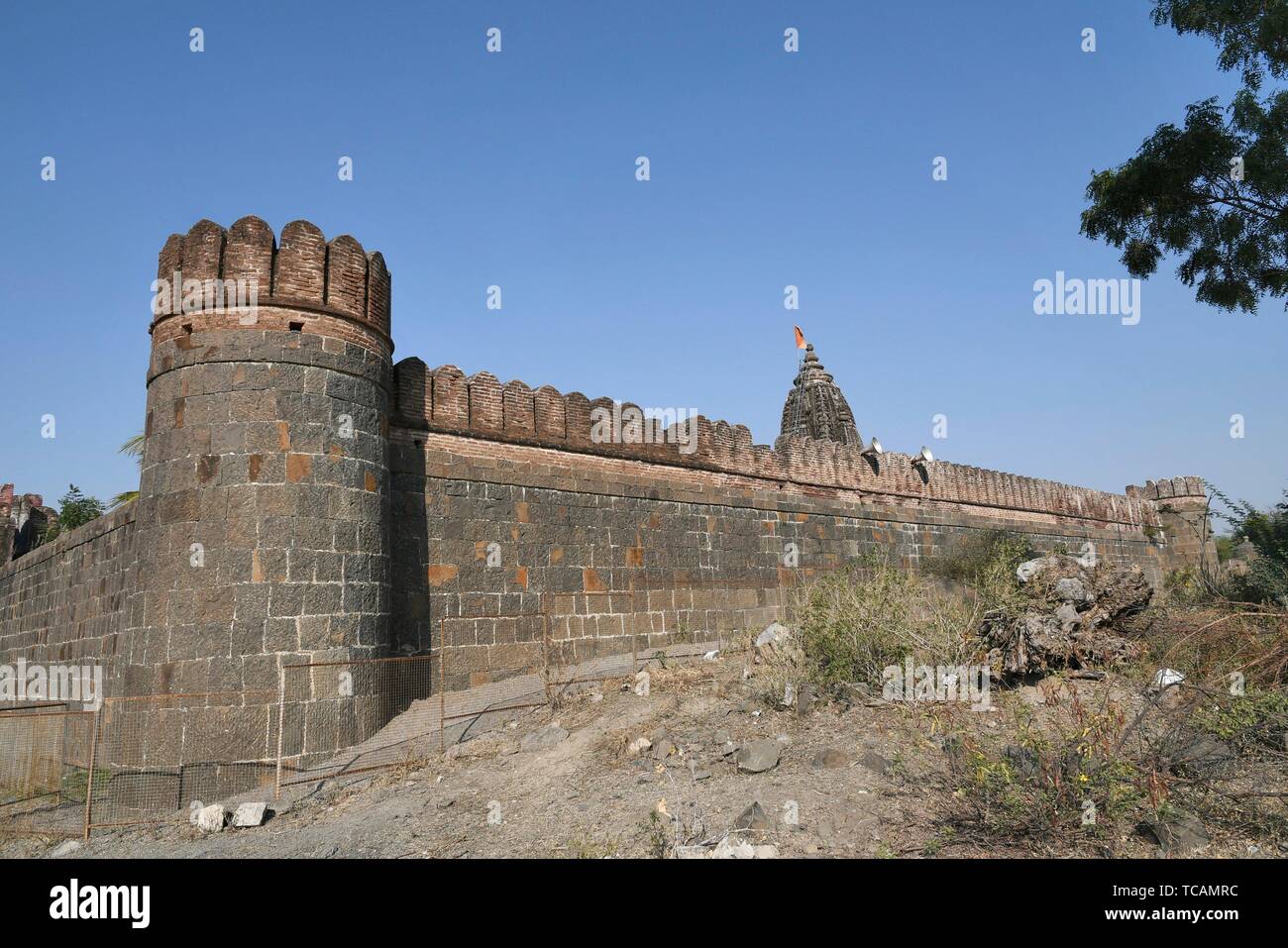Stein gemauerte Wand mit zylindrischen Wachtürme in Abständen umgebenden ganzen Dorf Vitthal Tempel, Palashi, Parner, Ahmednagar. Stockfoto
