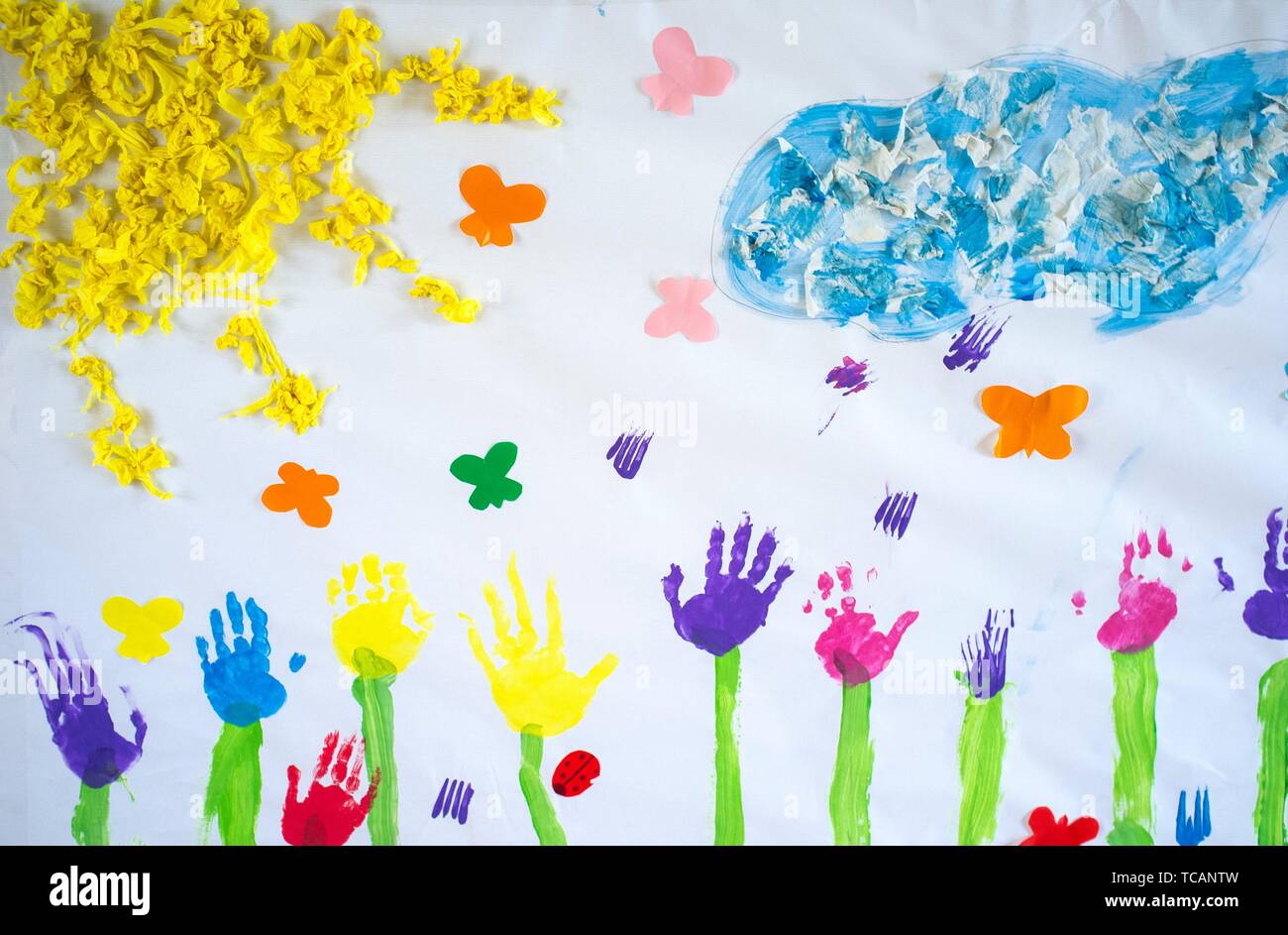Feder Wandbild zeichnen über Handwerk Papier mit Händen druckt gemalt. Durch Kindergarten Kinder gemacht. Stockfoto