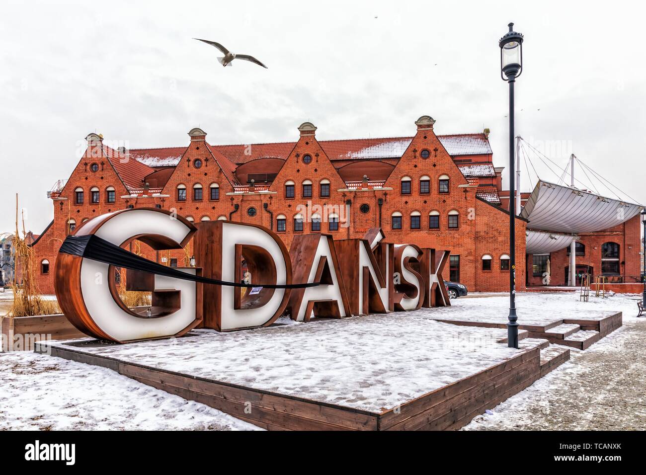 Danzig, Polen - Januar 30, 2019: Stadt Zeichen mit einer Trauer Ribbon, Winter anzeigen. Stockfoto
