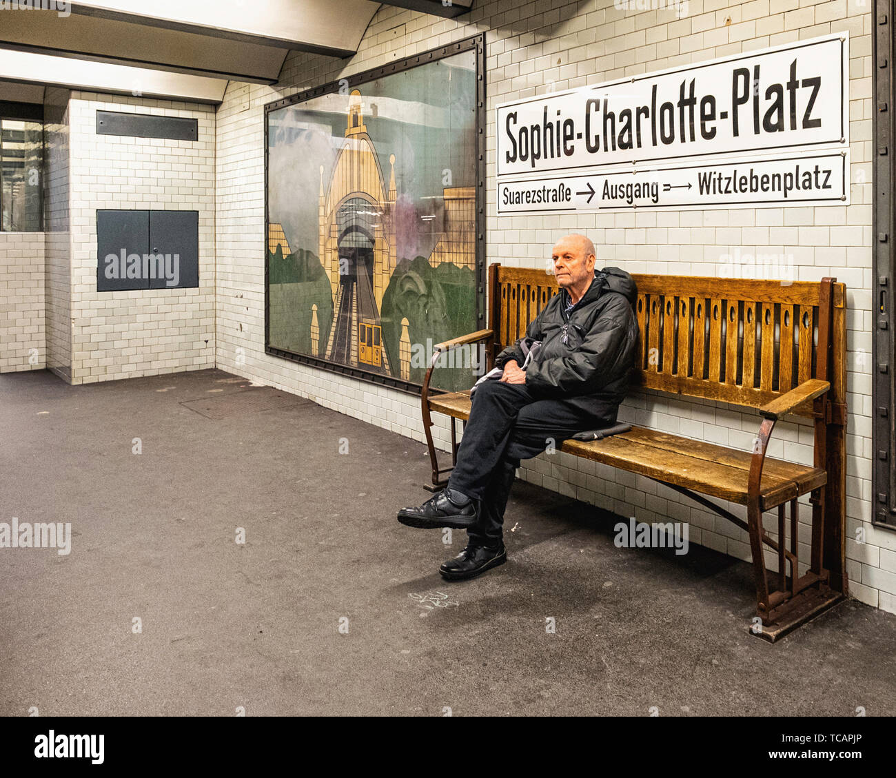 Sophie-Charlotte-Platz U-Bahn U-Bahnhof der U2 rail line in Berlin-Charlottenburg. Ältere Mann auf der Bank wartet auf Zug Stockfoto