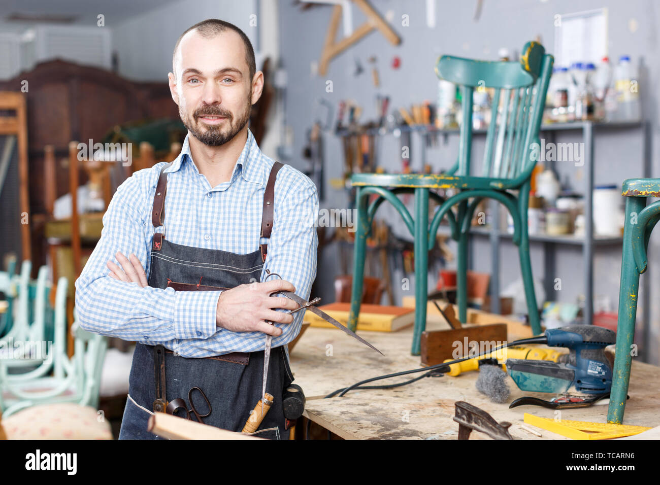 Portrait von positiven Professionelle man Tischler in Möbel Werkstatt Stockfoto