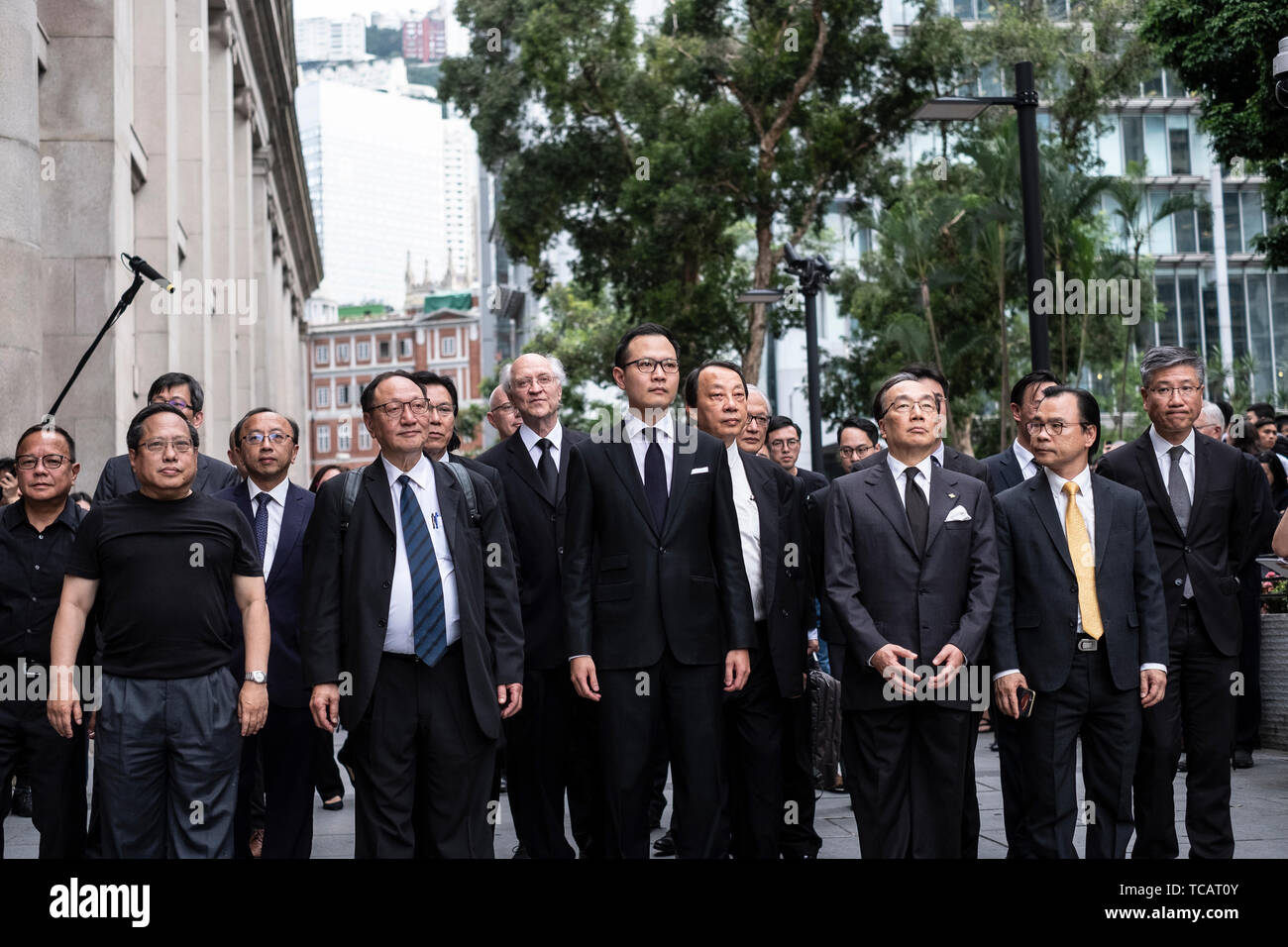 Juristen einschließlich Anwalt Albert Ho (L1), Gesetzgeber und Rechtsanwalt Dennis Kwok (Mitte) und führendes Mitglied des Hong Kong's Bar Association Alan Leong (R2) führt der Schweigemarsch gegen die Auslieferung Rechnung. Hunderte von Anwälten und Juristen Kleid in Schwarz nehmen Sie Teil bei der Schweigemarsch gegen die Auslieferung Rechnung vom Gericht des abschließenden Appell an die zentrale Regierung in Hongkong. Kritiker befürchten keine auslieferungsabkommen Geschäfts zahlen und Dissidenten in Hongkong anfällig für politisiert Chinas Gerichte verlassen konnte, tödlich untergraben, ein Business Hub, Stockfoto